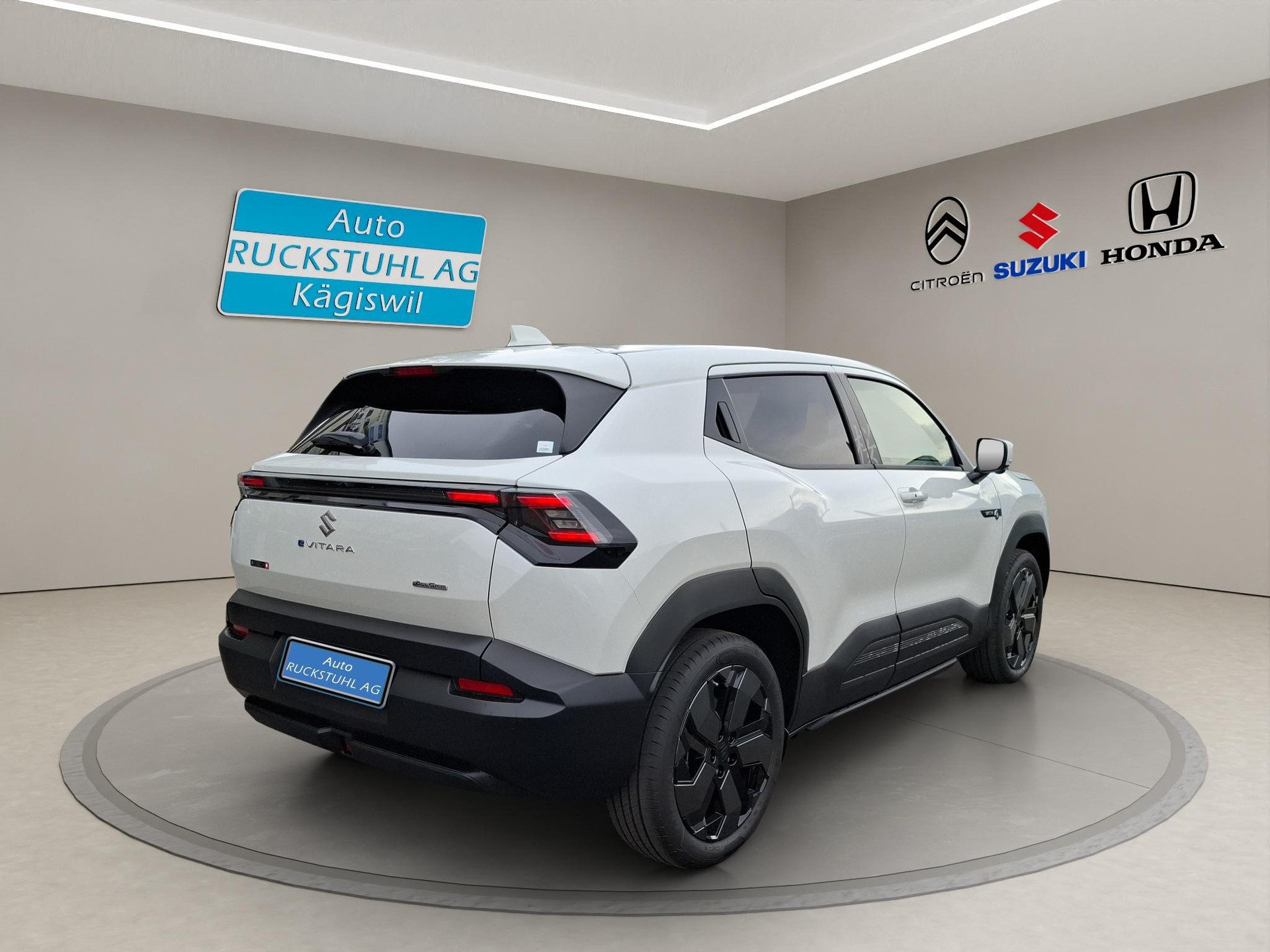 SUZUKI e Vitara Sakura Top 4x4-image-3