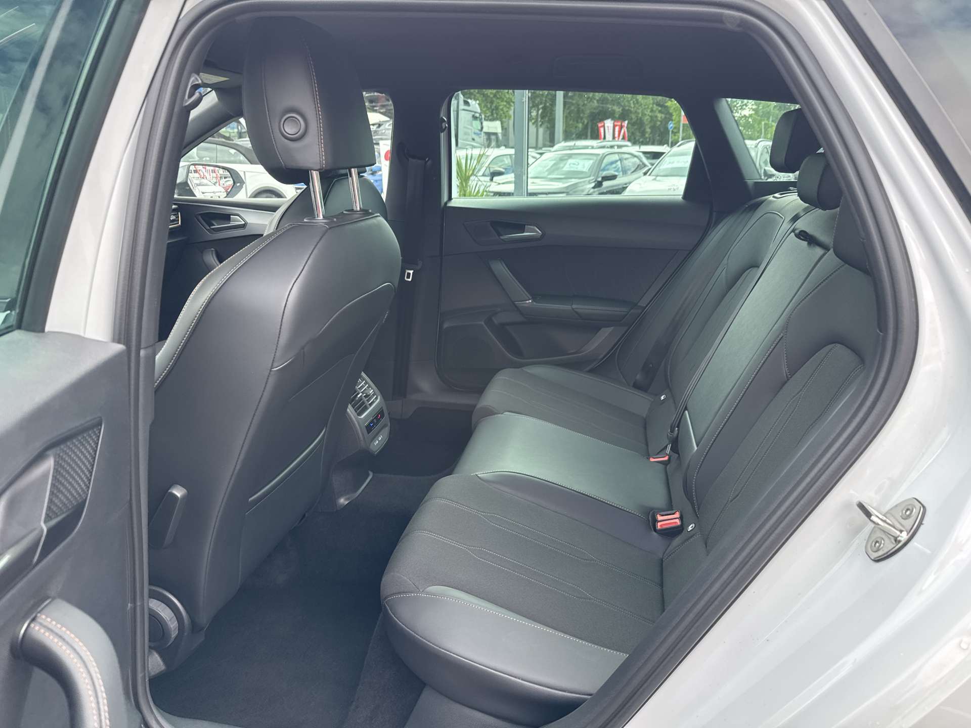 CUPRA LEON ST 1.5 eTSI DSG-Automat-image-6