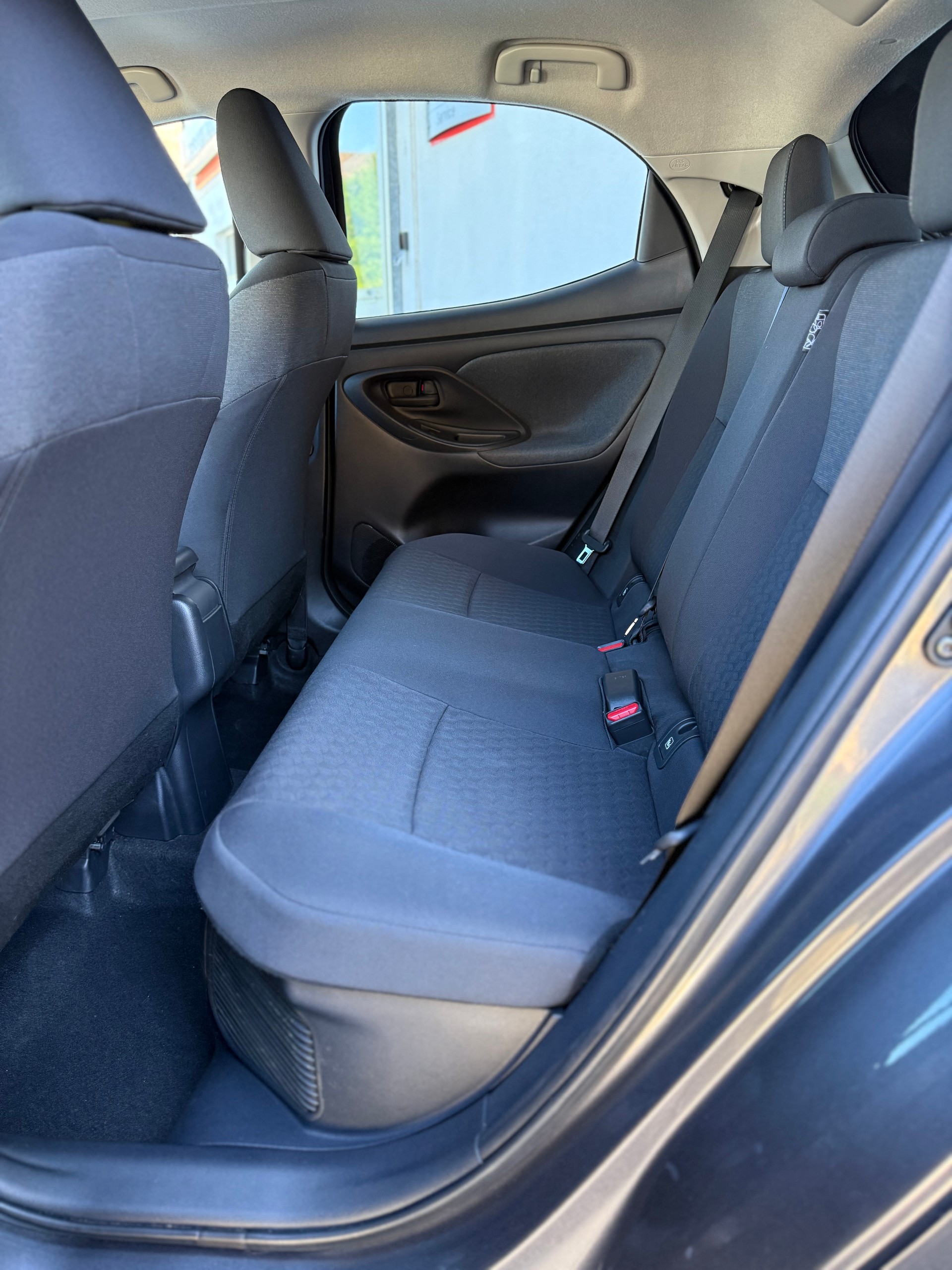 TOYOTA Yaris 1.5 Premium e-CVT-image-18