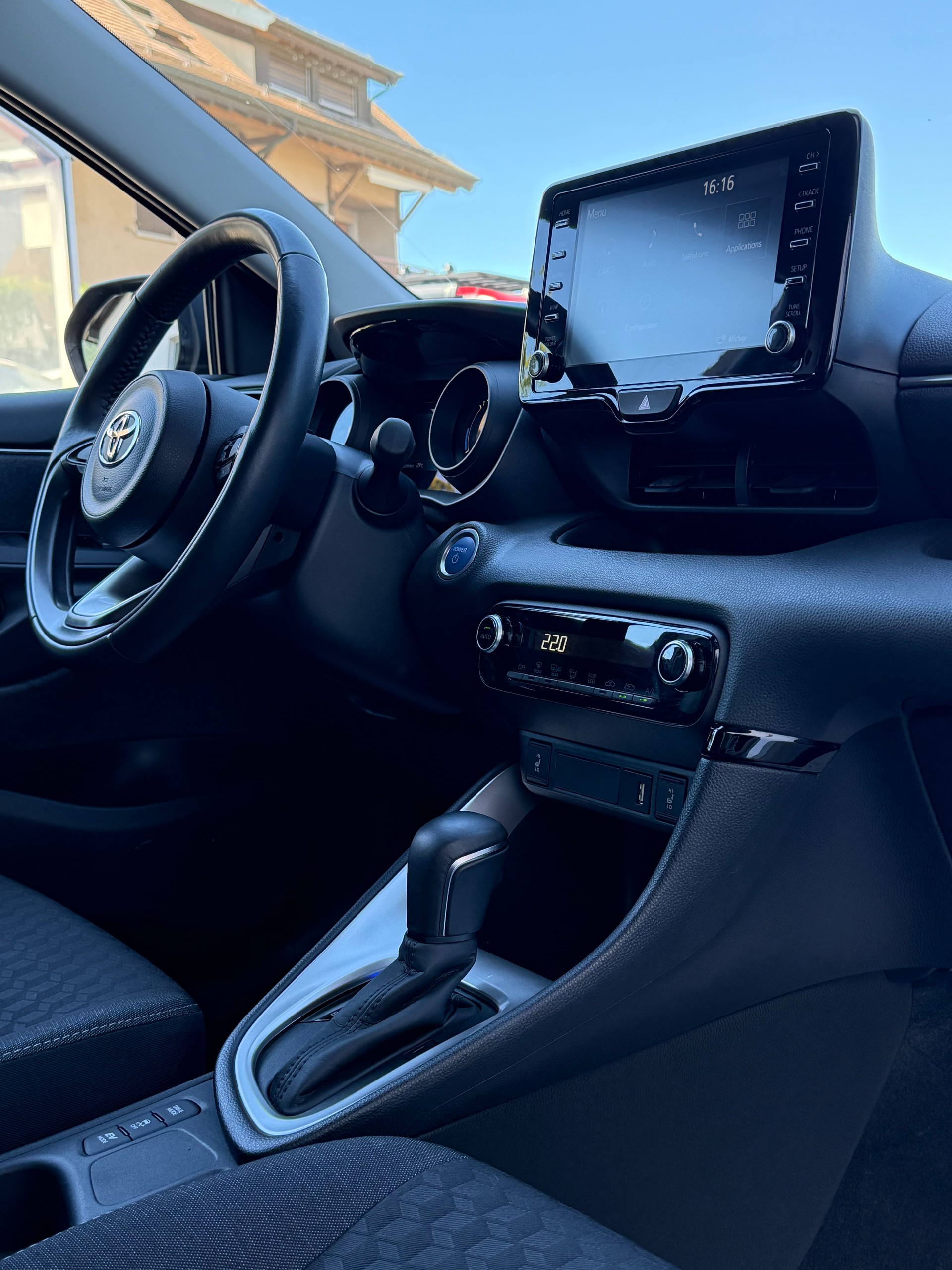 TOYOTA Yaris 1.5 Premium e-CVT-image-26