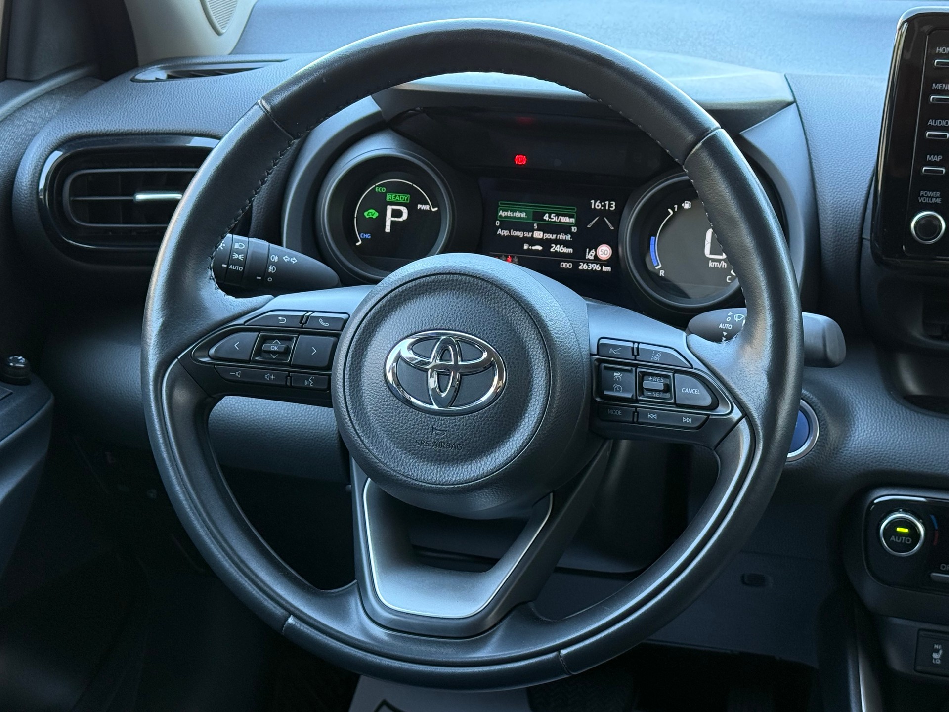 TOYOTA Yaris 1.5 Premium e-CVT-image-21
