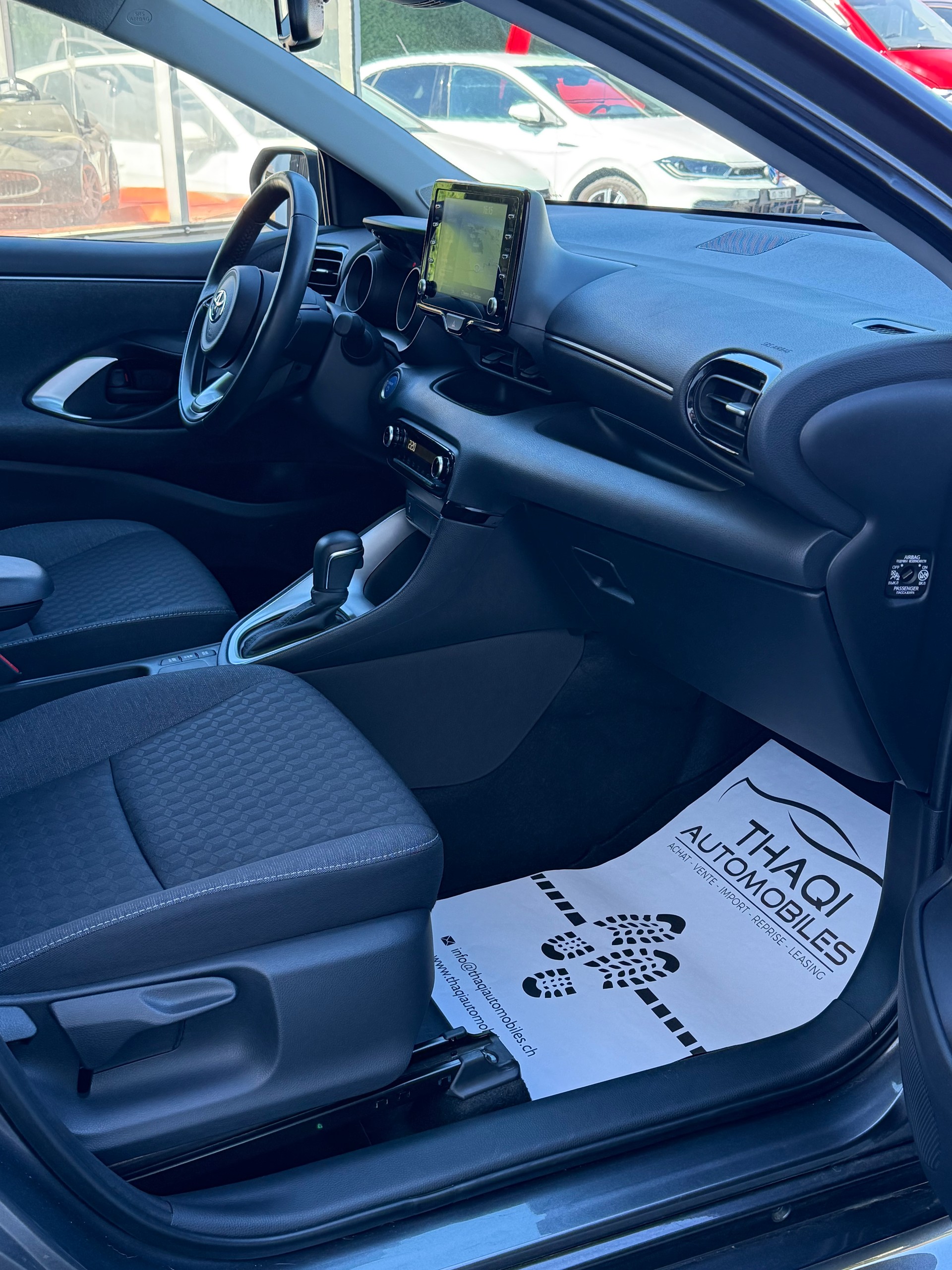 TOYOTA Yaris 1.5 Premium e-CVT-image-24