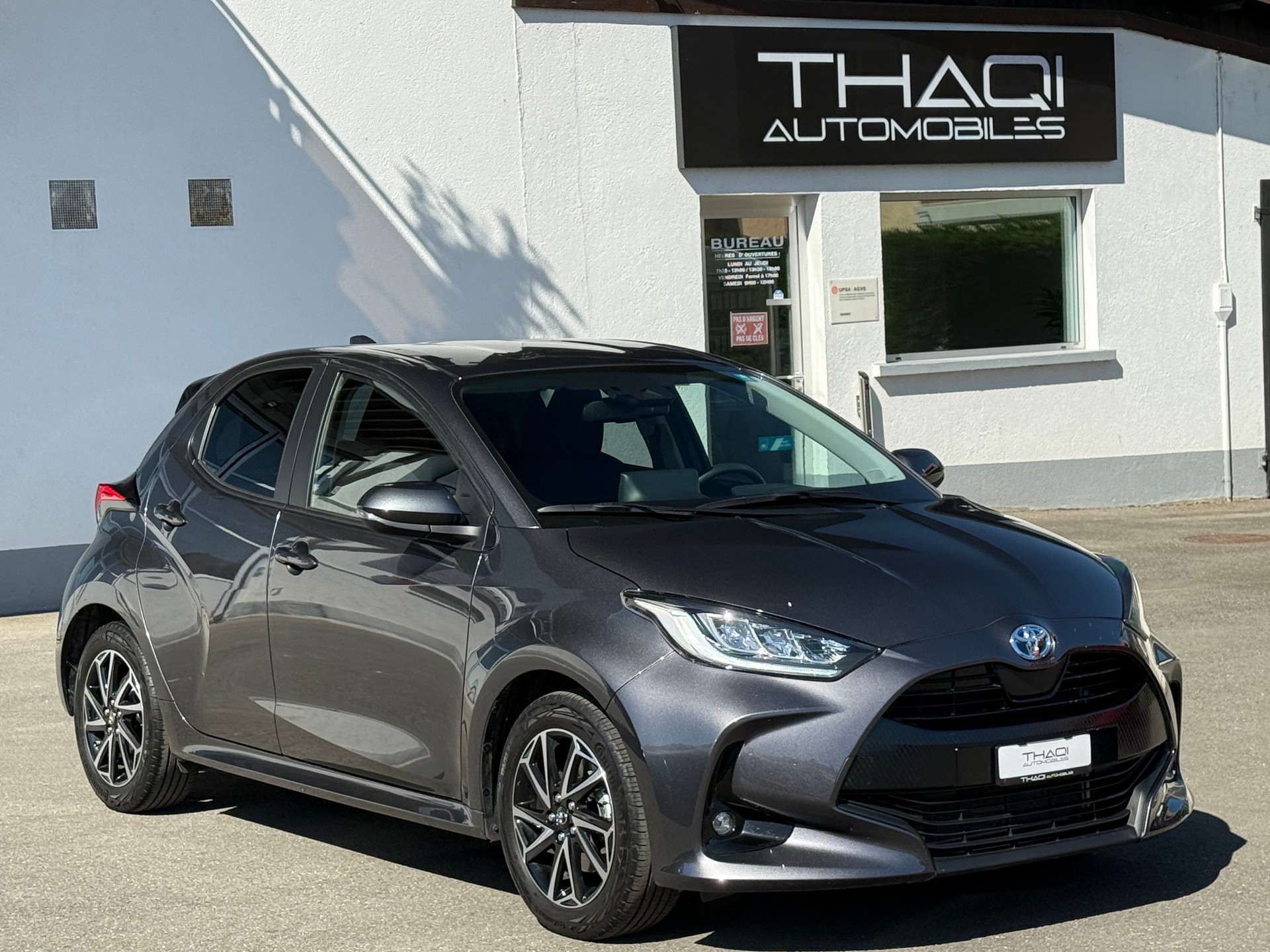 TOYOTA Yaris 1.5 Premium e-CVT-image-11