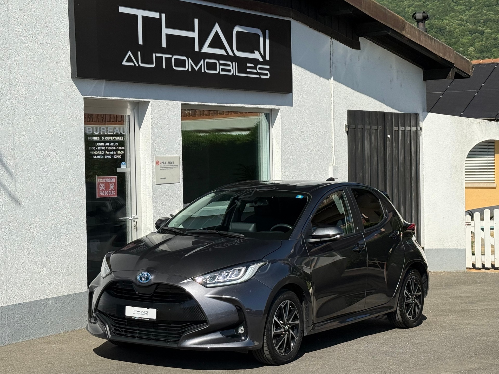 TOYOTA Yaris 1.5 Premium e-CVT-image-6