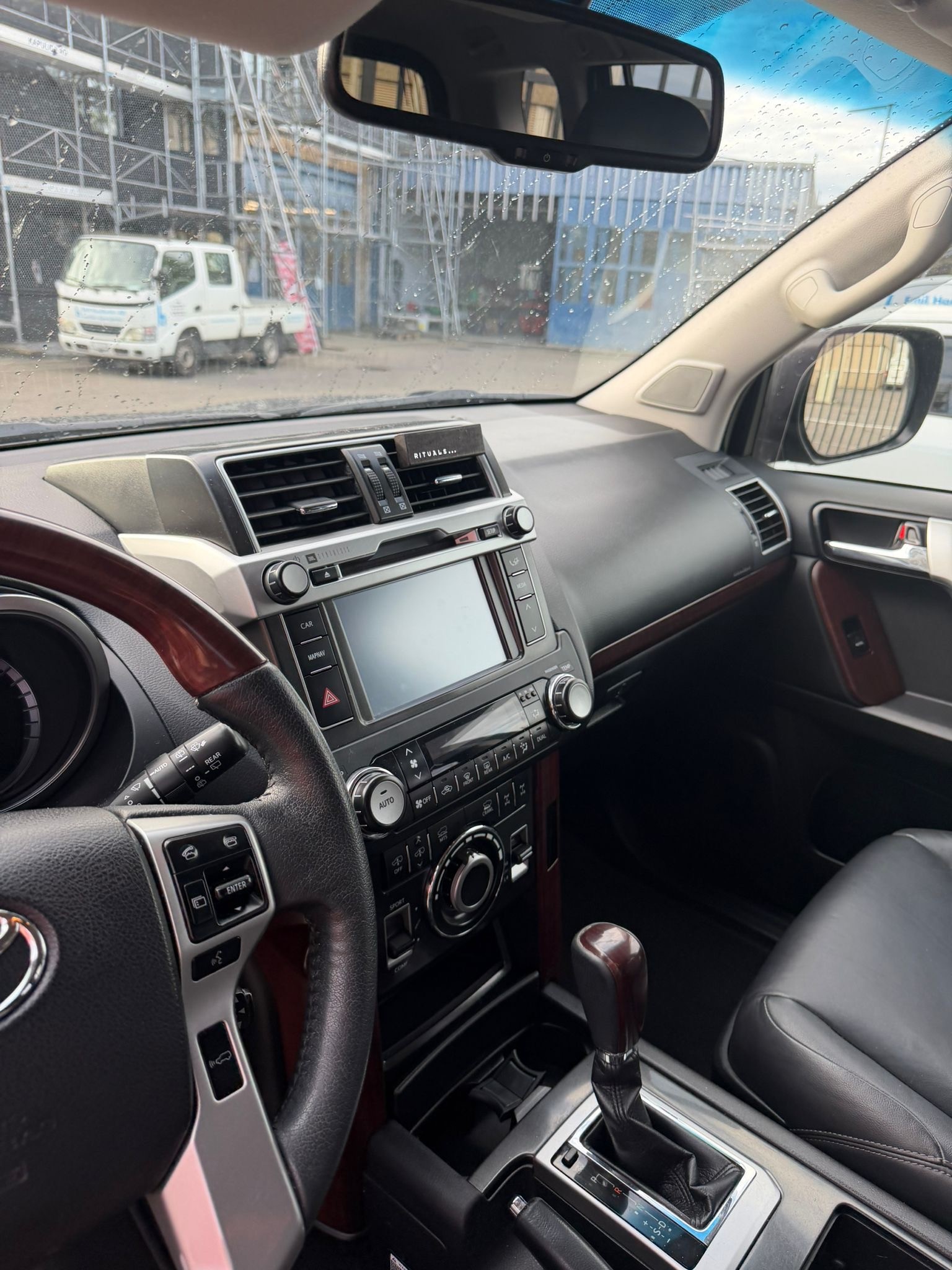 TOYOTA Land Cruiser 4.0 VVT-i Sol Premium Automatic-image-13