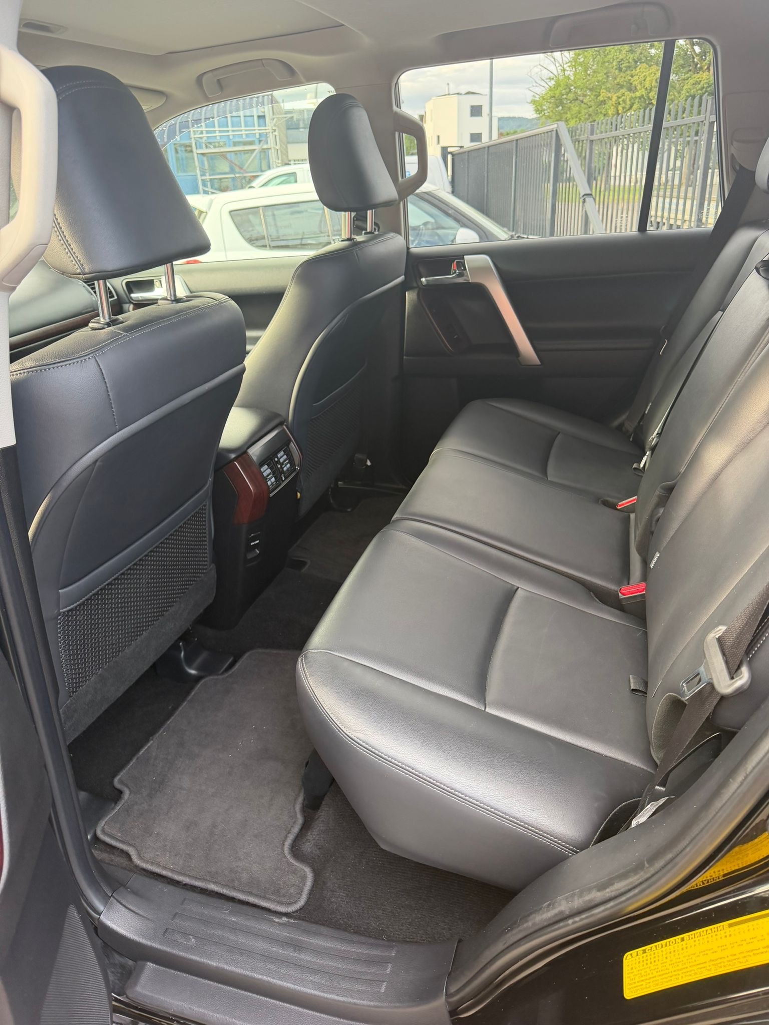 TOYOTA Land Cruiser 4.0 VVT-i Sol Premium Automatic-image-12