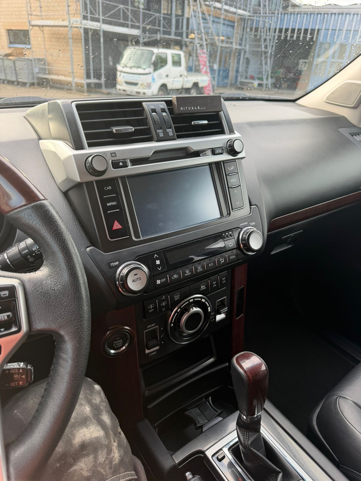 TOYOTA Land Cruiser 4.0 VVT-i Sol Premium Automatic-showroom-element-3