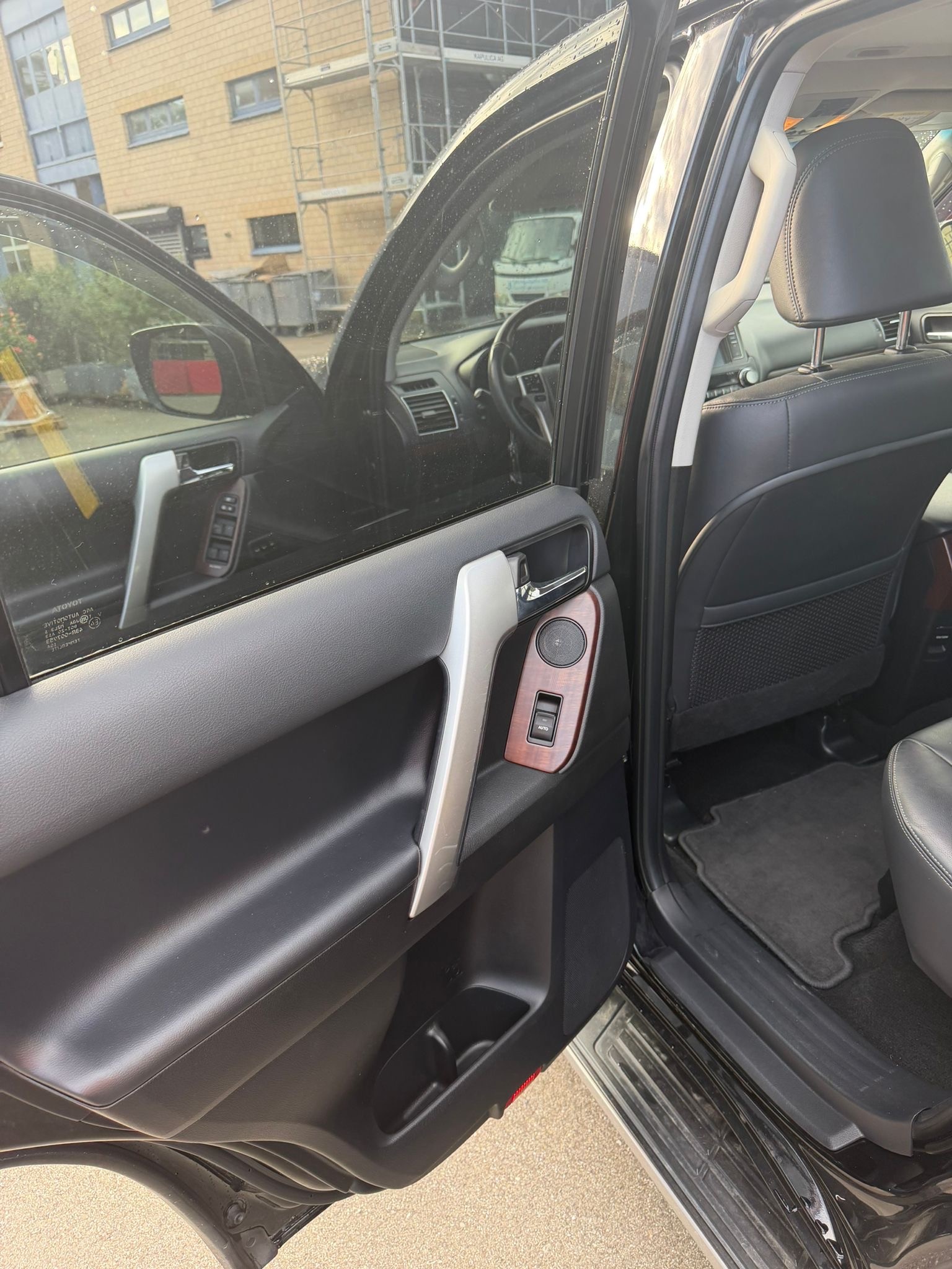 TOYOTA Land Cruiser 4.0 VVT-i Sol Premium Automatic-image-14