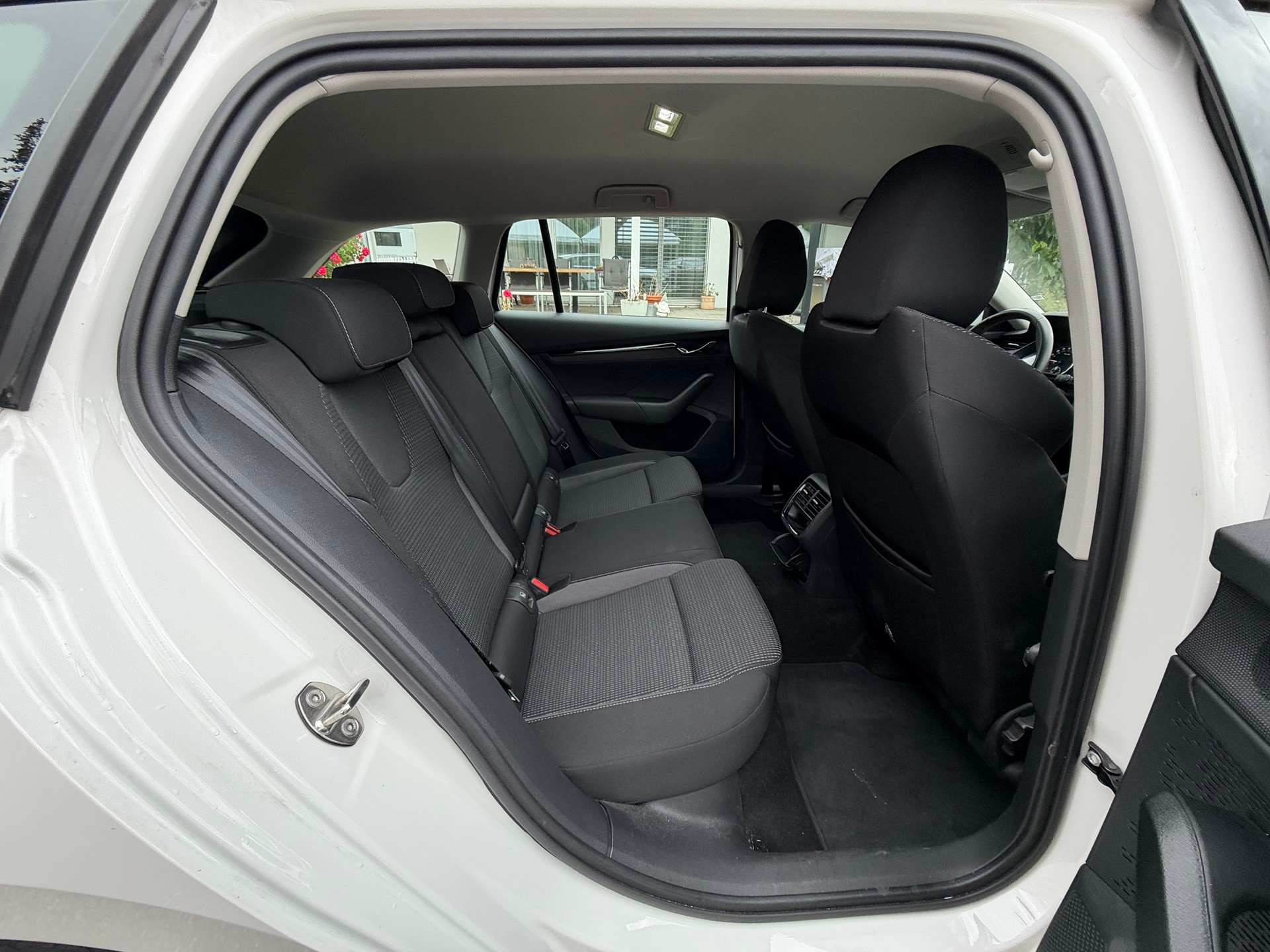 SKODA Octavia Combi 2.0 TDI DSG Ambition 4x4-image-10