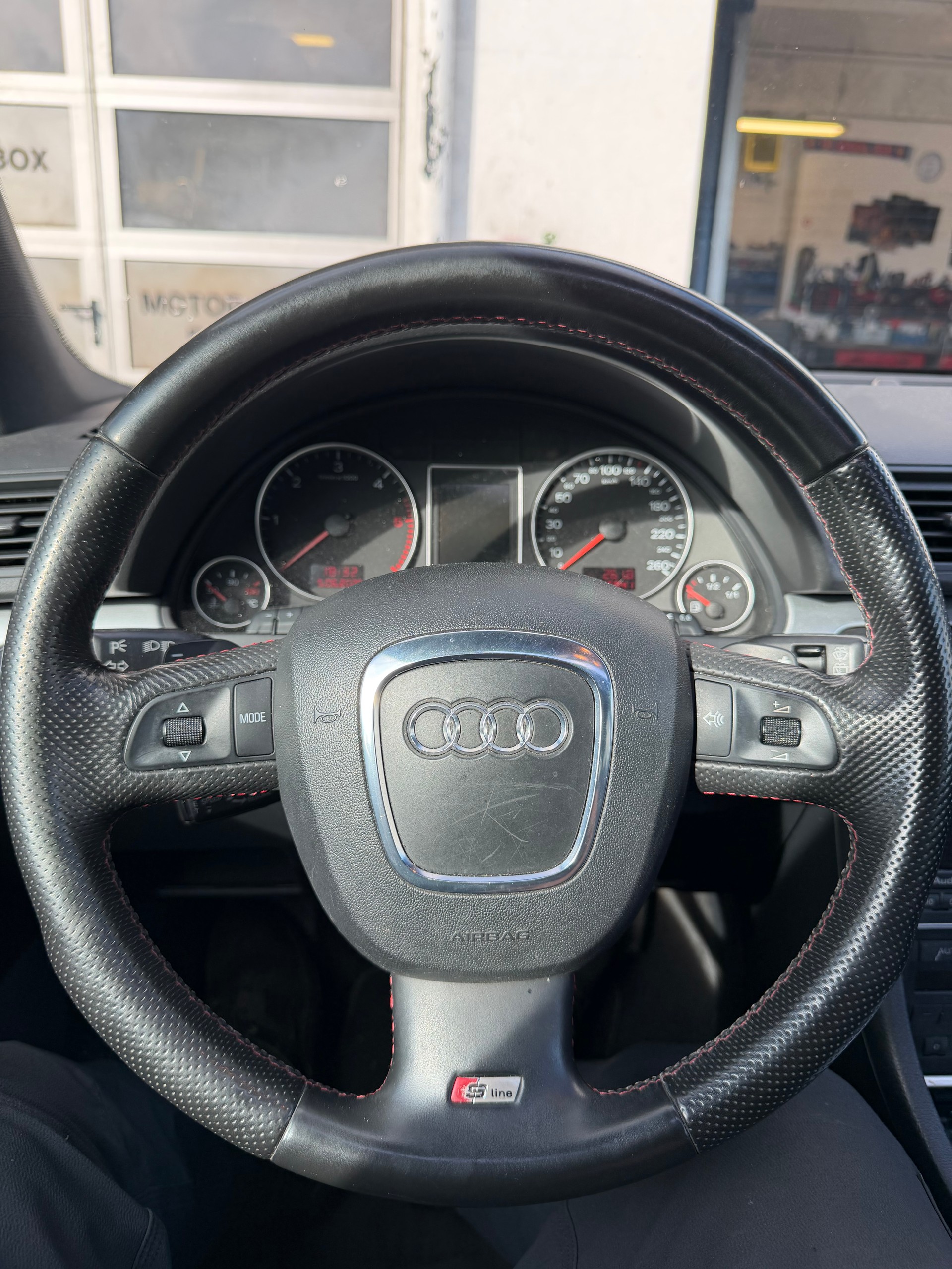 AUDI A4 Avant 3.0 V6 TDI quattro-image-15