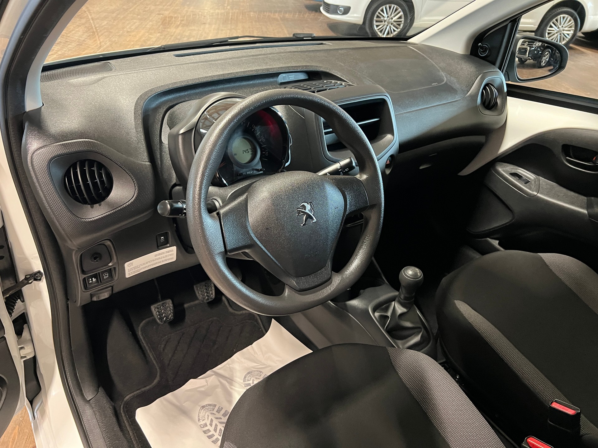 PEUGEOT 108 1.0 VTi Like-image-9