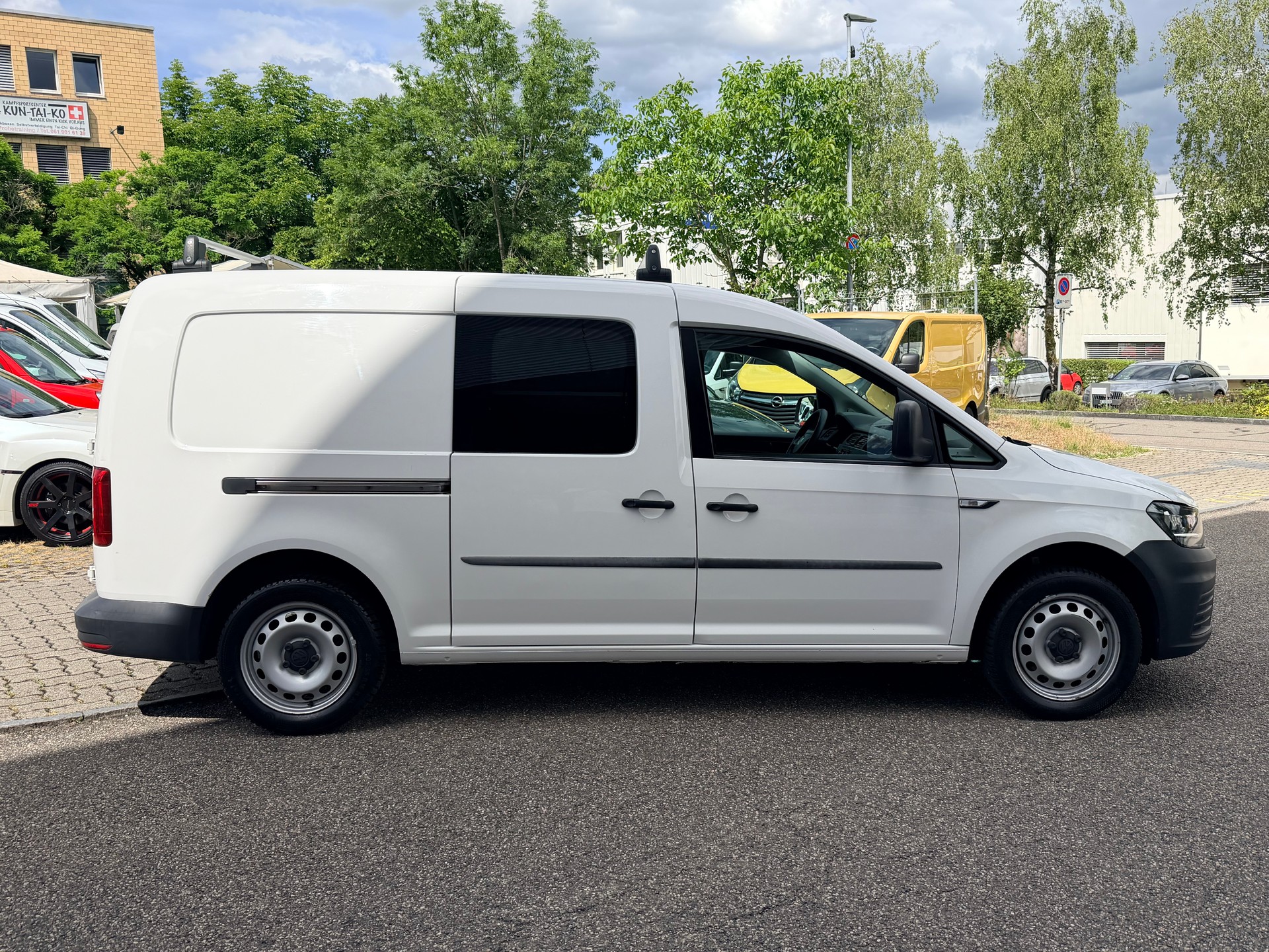 VW Caddy Maxi 1.4TSI BlueMotion Technology-image-1