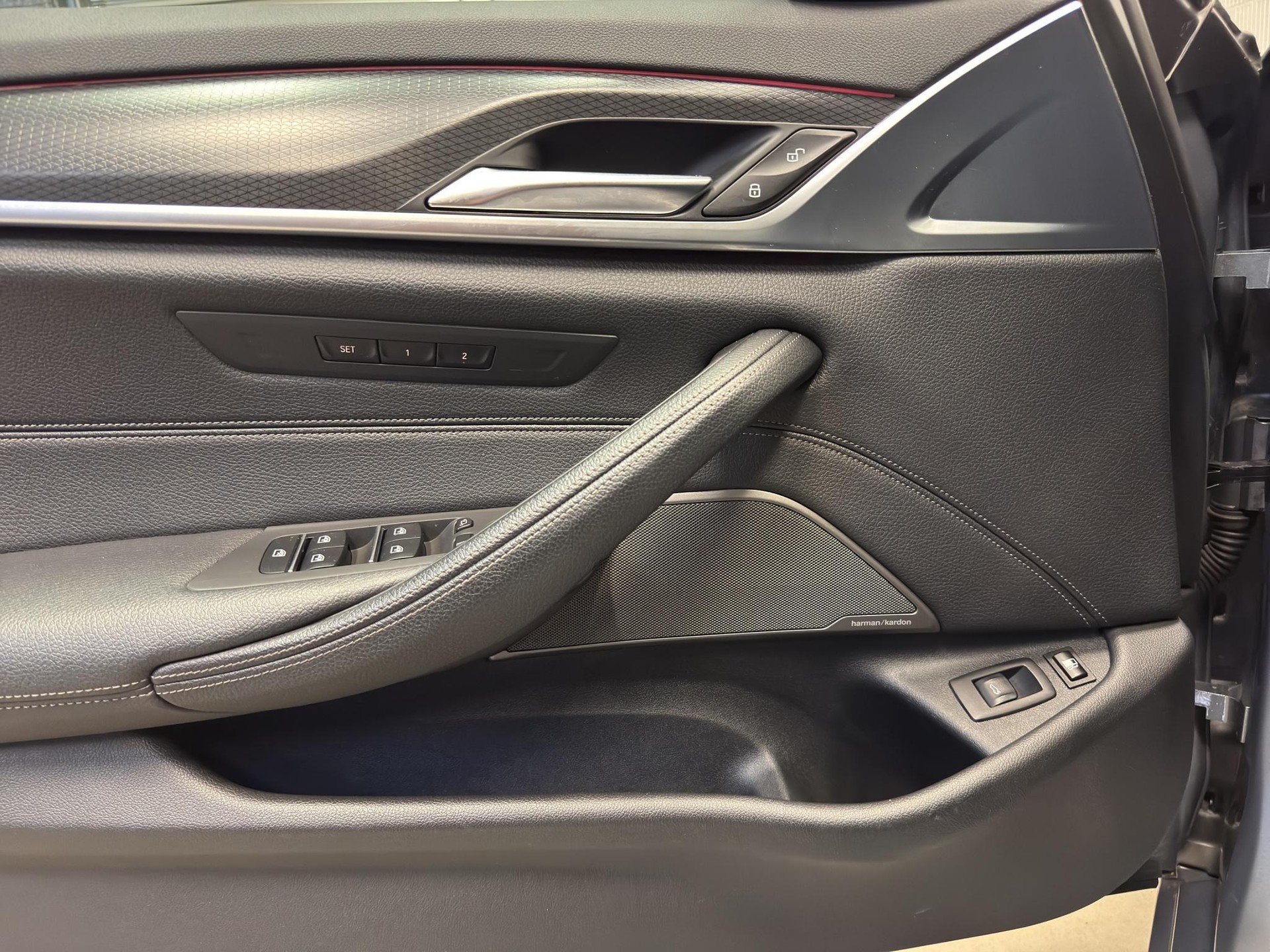 BMW 530e xDrive paddles-image-9