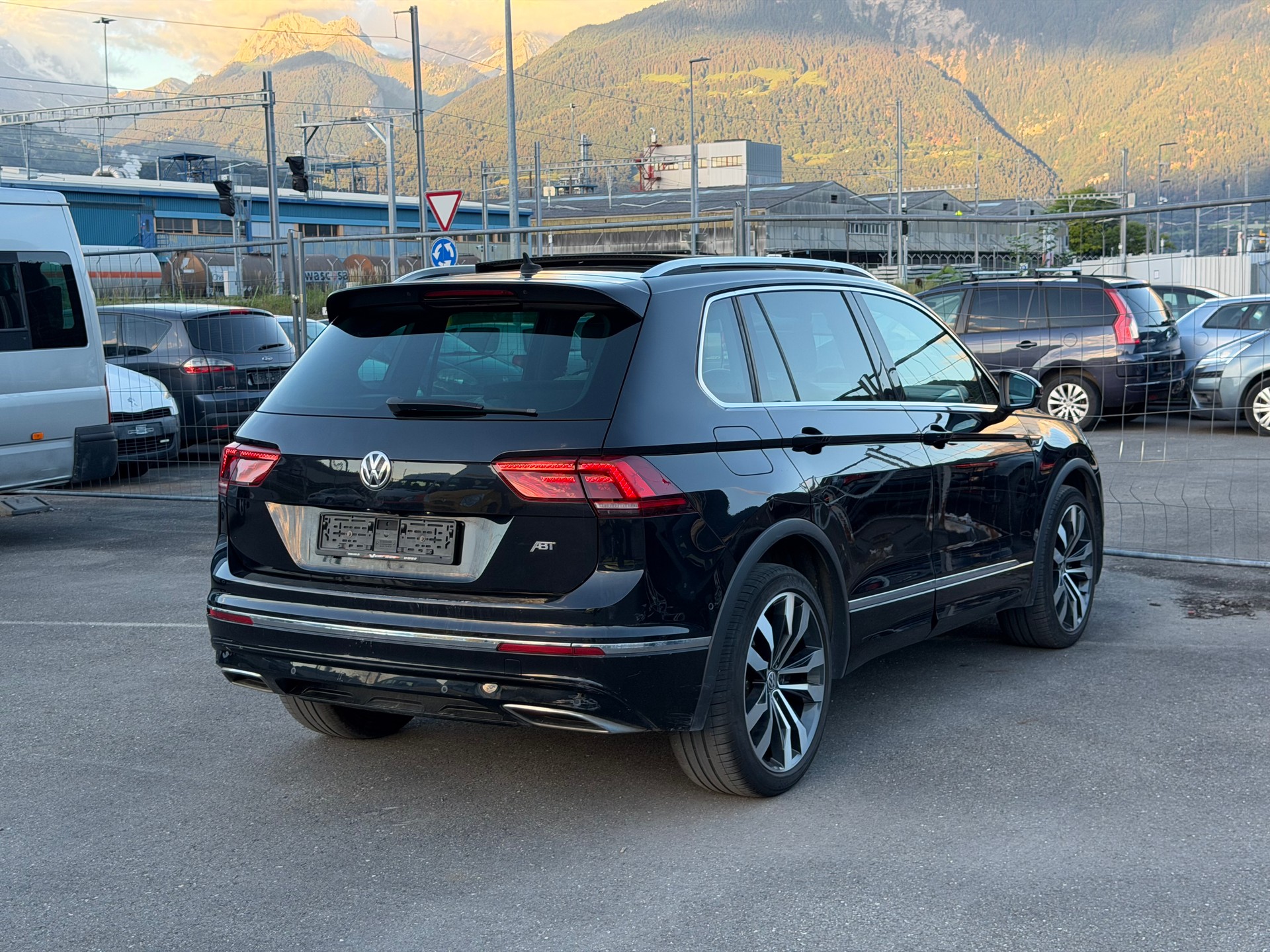 VW Tiguan 2.0 TDI R-Line 4Motion DSG-image-4