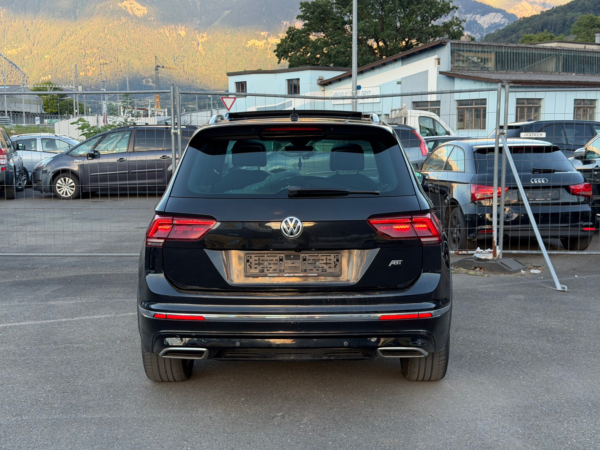 VW Tiguan 2.0 TDI R-Line 4Motion DSG-image-3