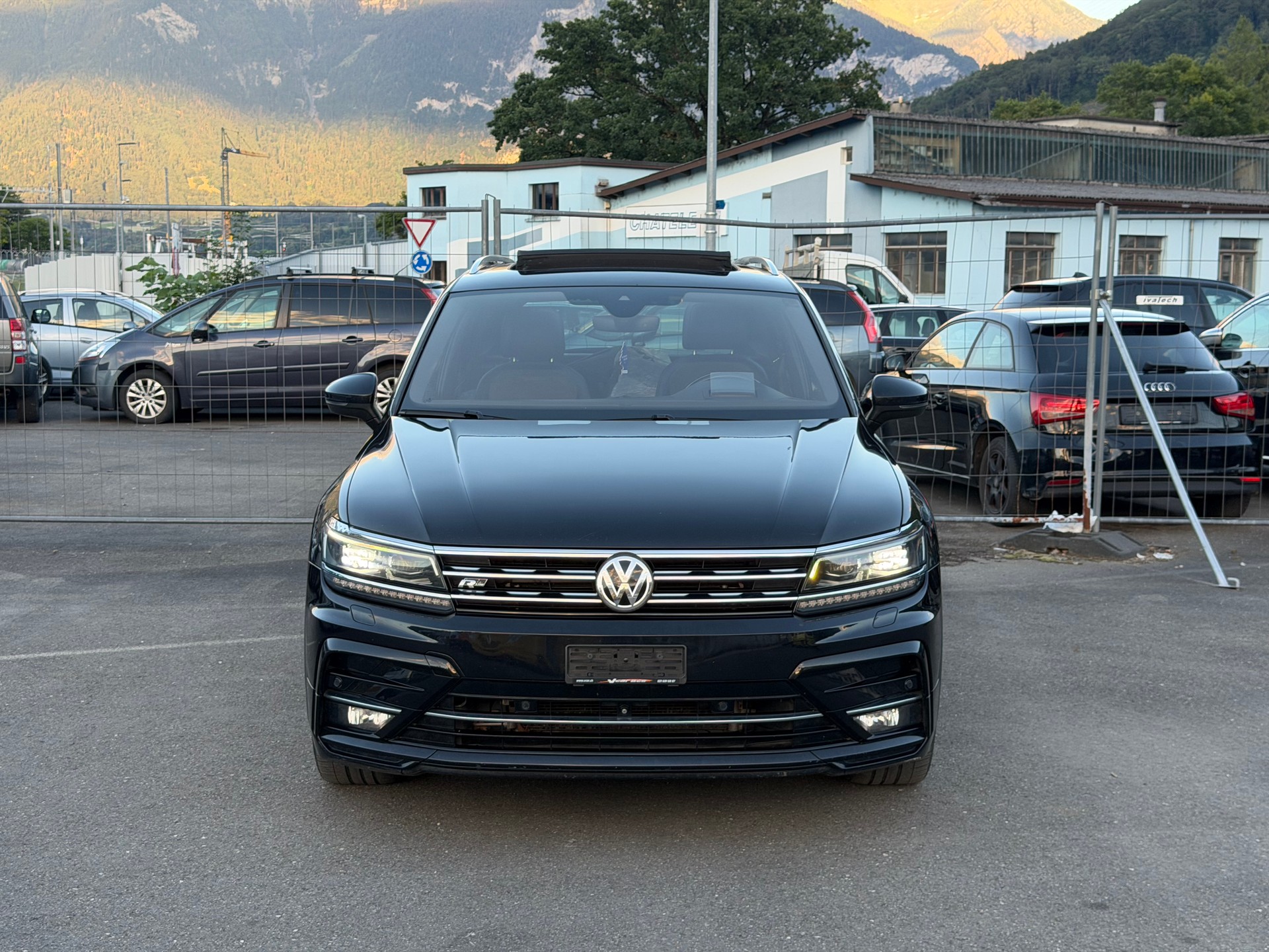 VW Tiguan 2.0 TDI R-Line 4Motion DSG-image-1