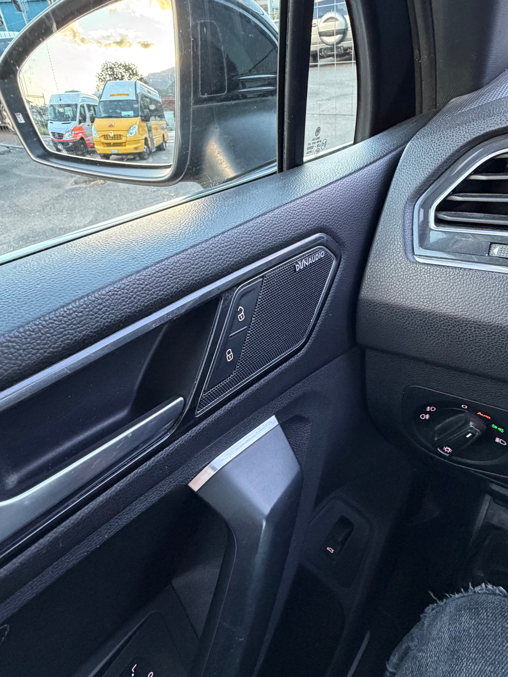 VW Tiguan 2.0 TDI R-Line 4Motion DSG-image-11