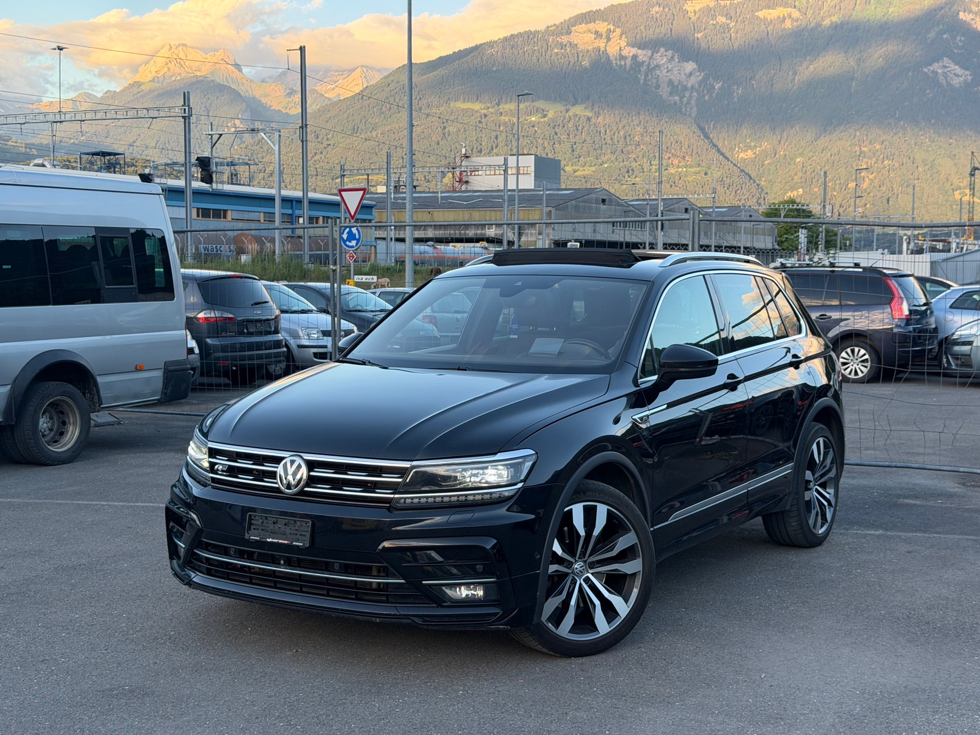 VW Tiguan 2.0 TDI R-Line 4Motion DSG-image-0