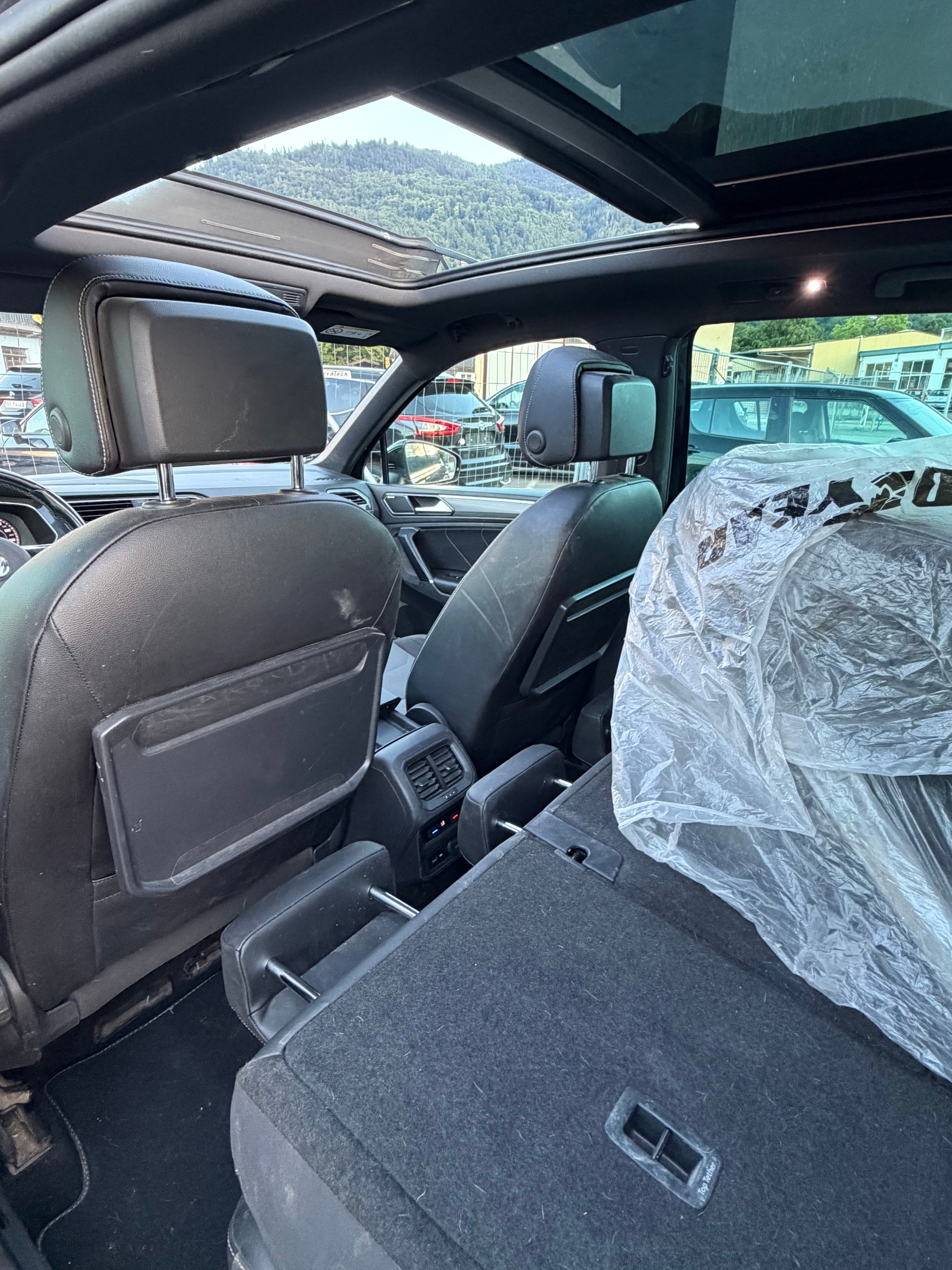 VW Tiguan 2.0 TDI R-Line 4Motion DSG-image-8