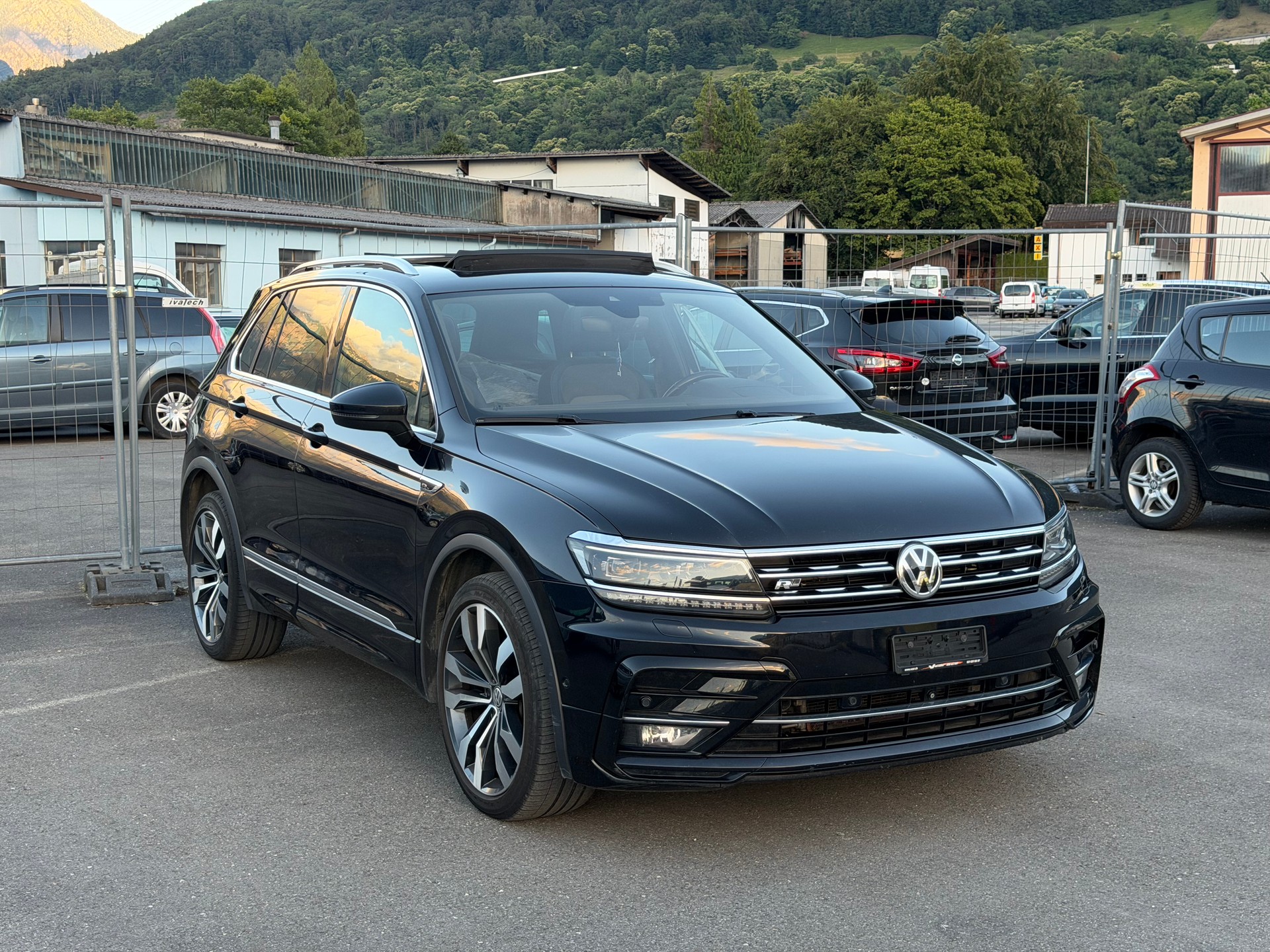 VW Tiguan 2.0 TDI R-Line 4Motion DSG-image-2