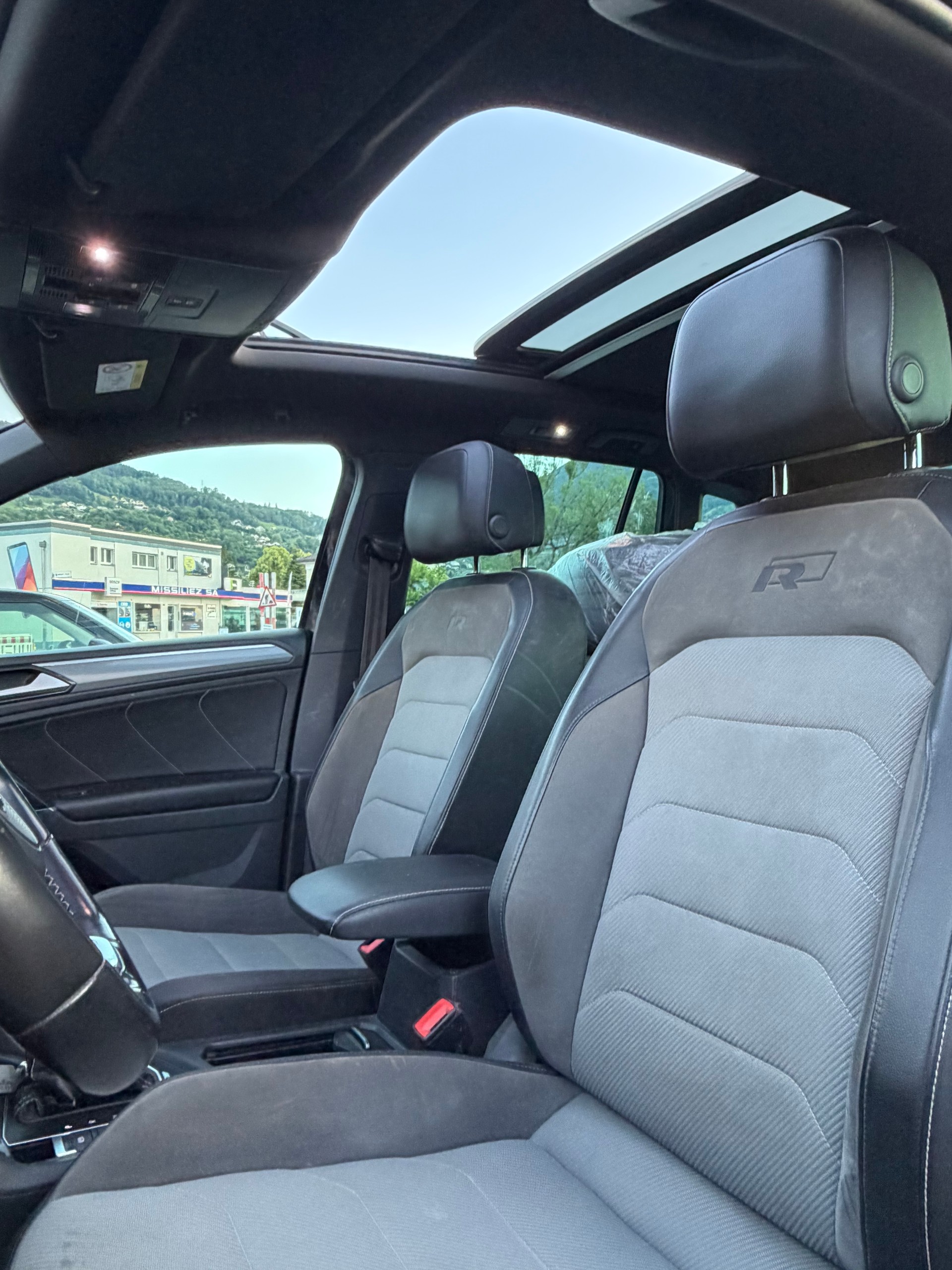 VW Tiguan 2.0 TDI R-Line 4Motion DSG-image-12