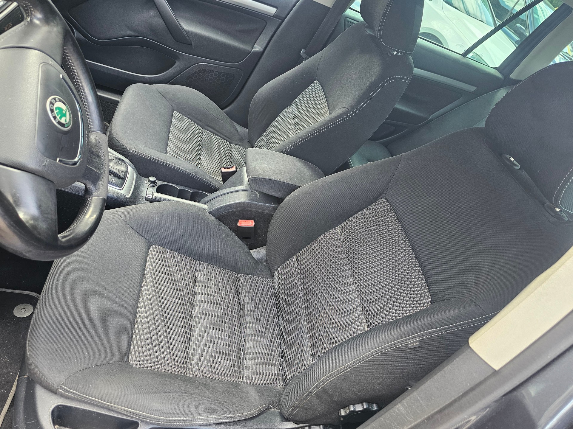 SKODA Octavia Combi 1.8 TSI Laurin & Klement DSG-image-7