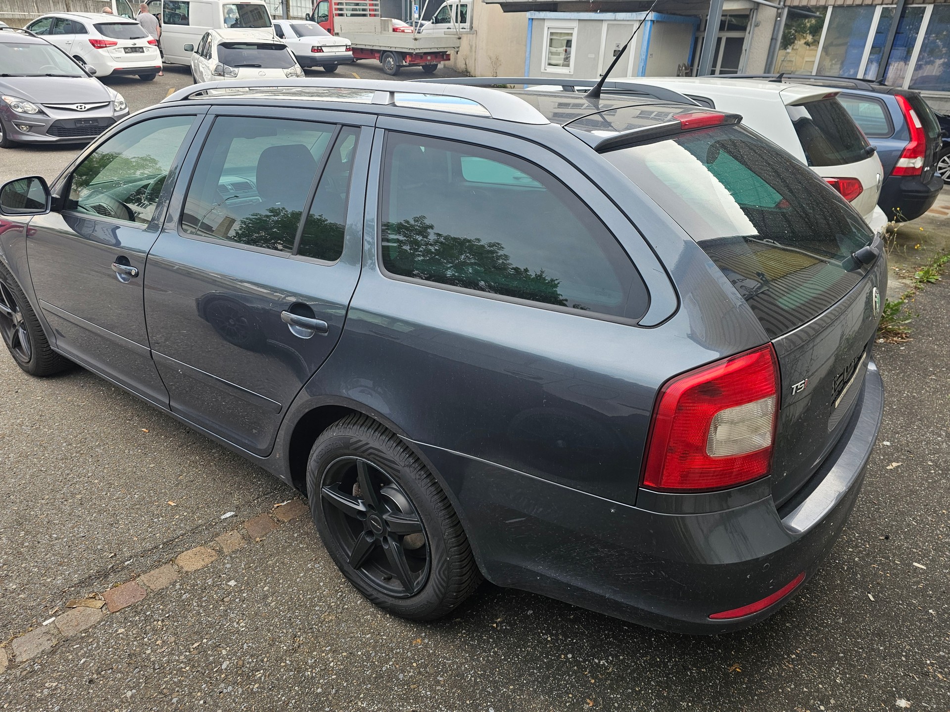 SKODA Octavia Combi 1.8 TSI Laurin & Klement DSG-image-3