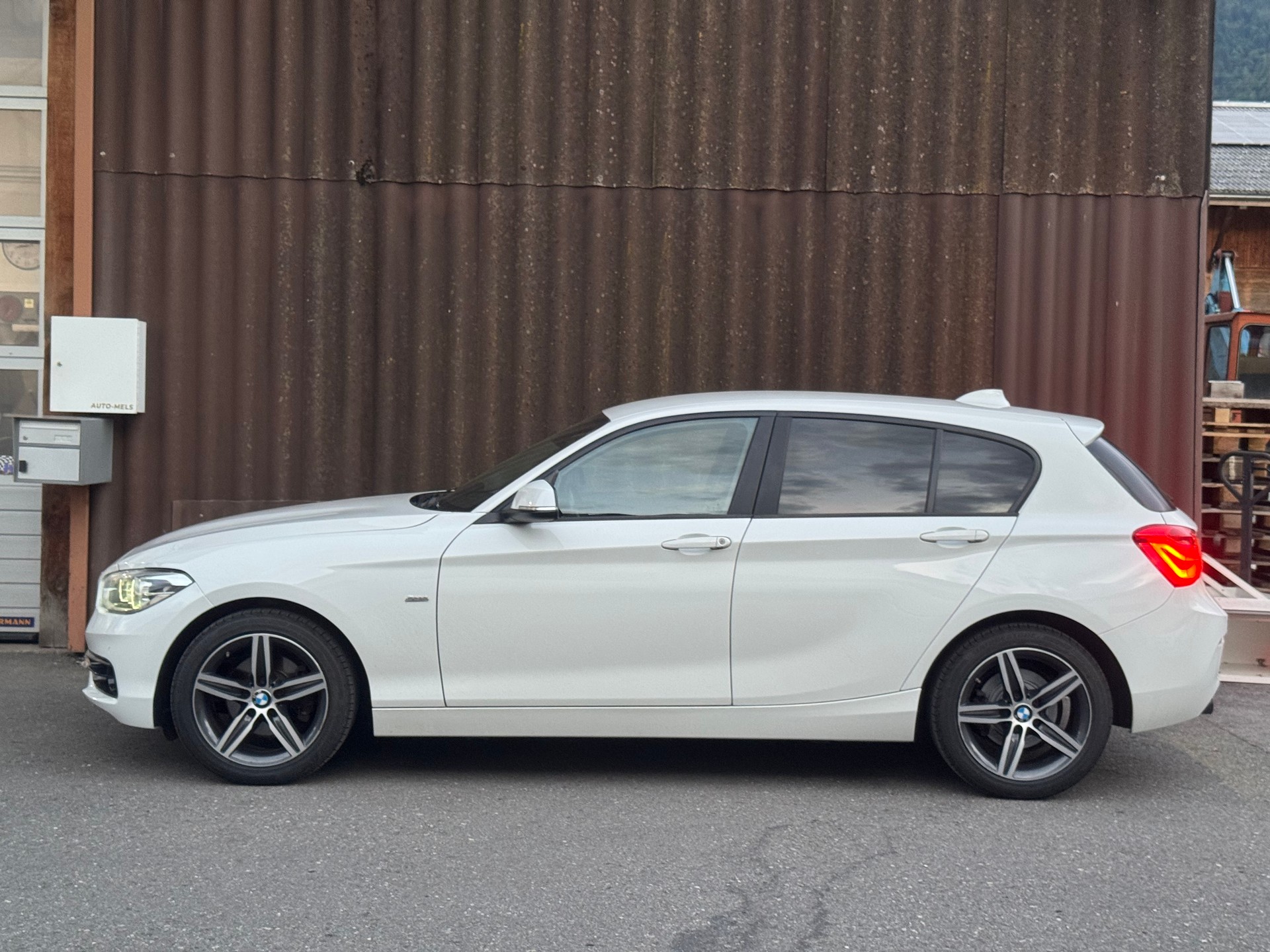 BMW 118d xDrive-image-4