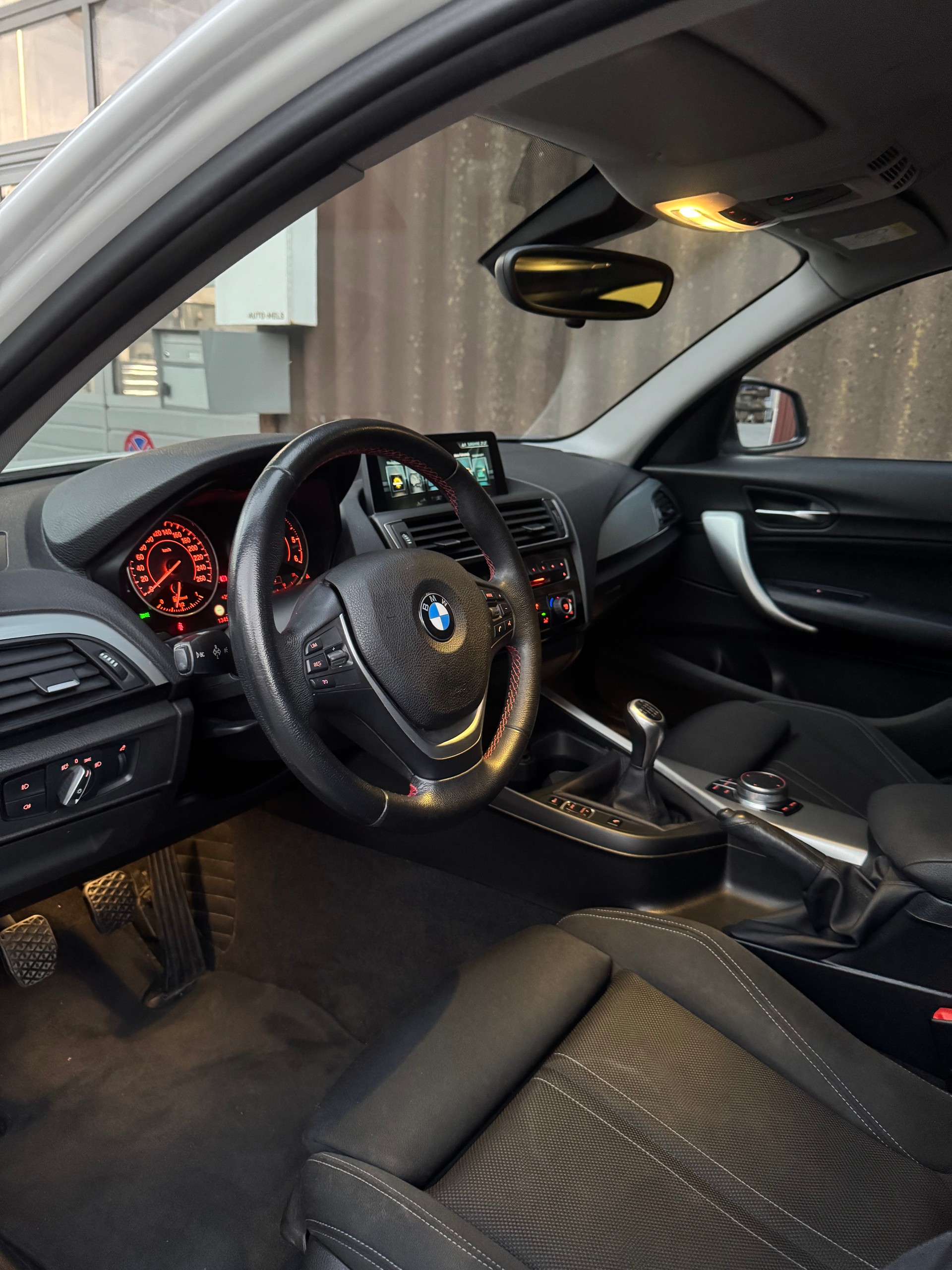 BMW 118d xDrive-image-12