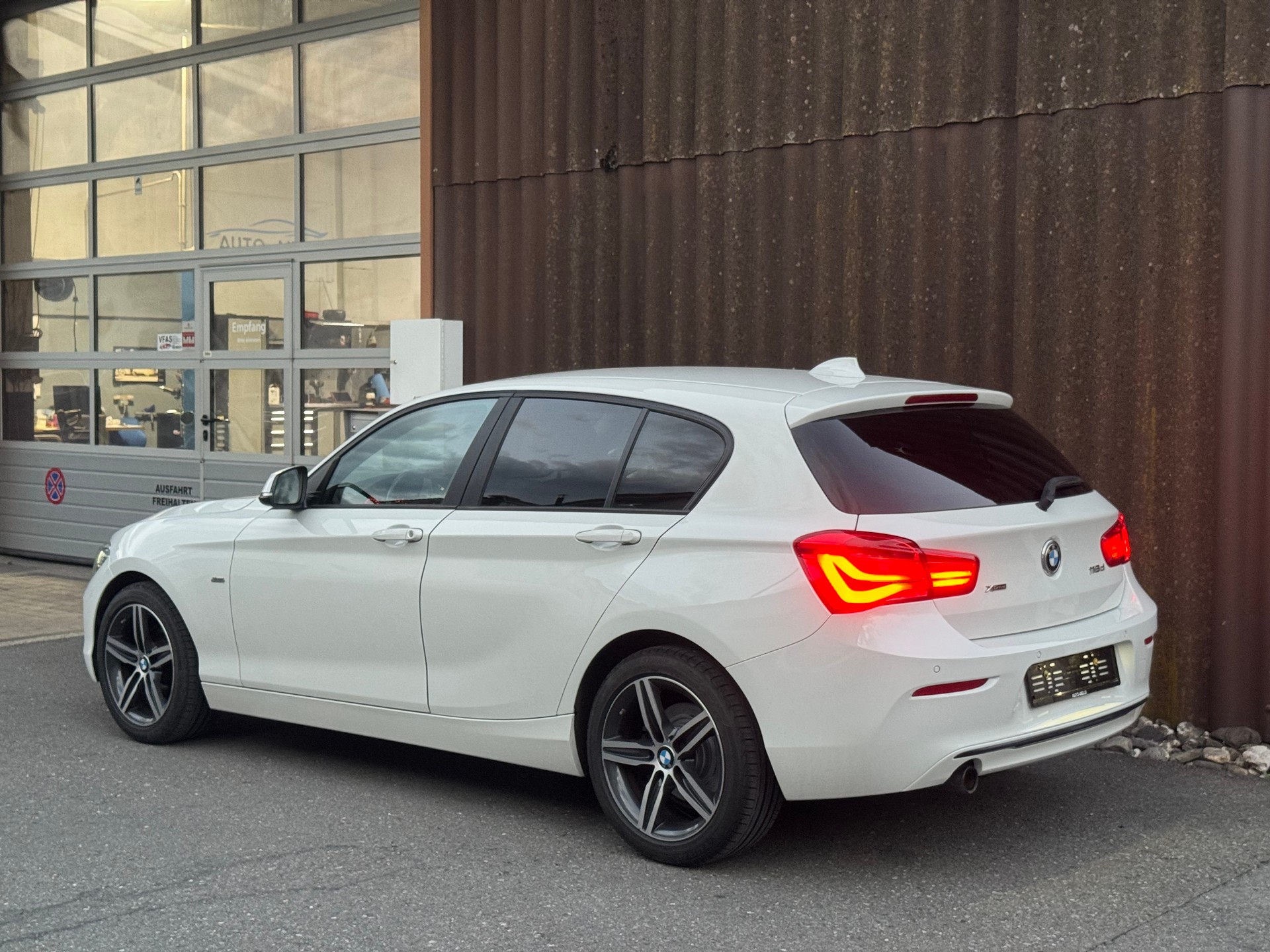 BMW 118d xDrive-image-3