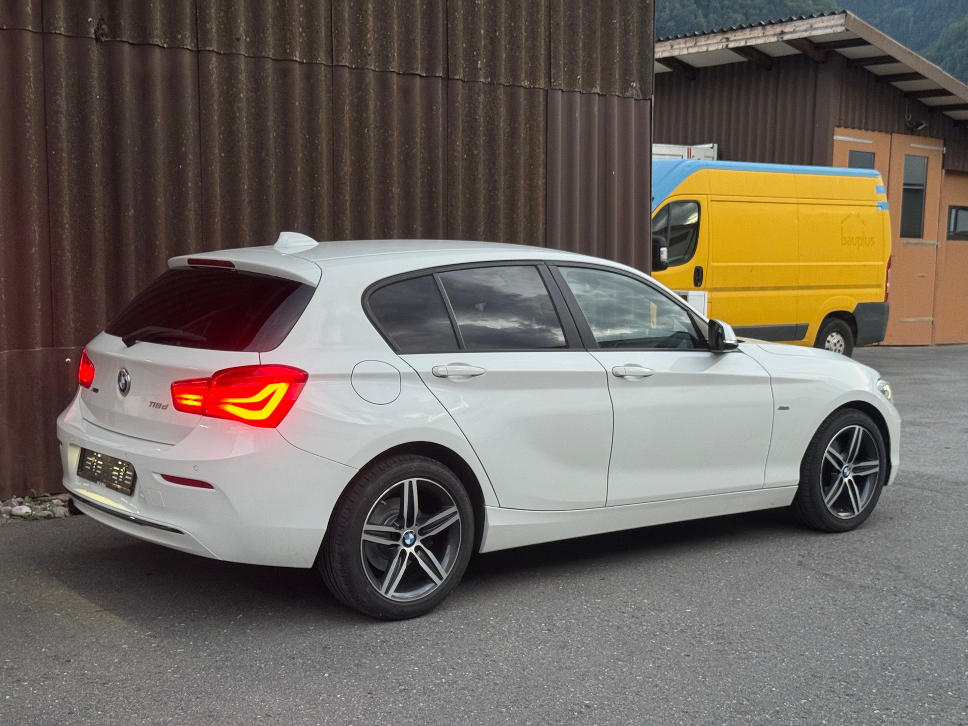 BMW 118d xDrive-image-2