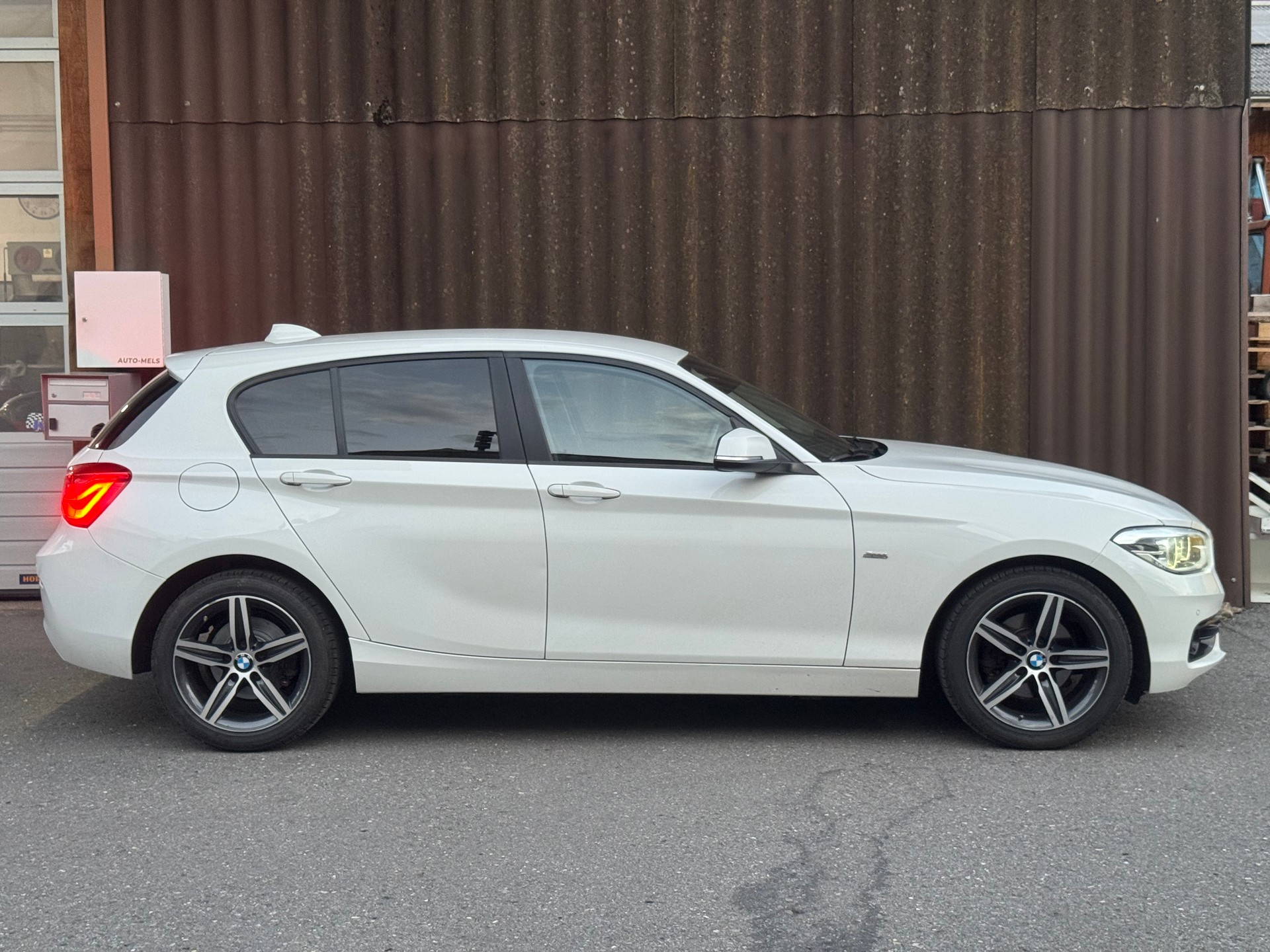 BMW 118d xDrive-image-1