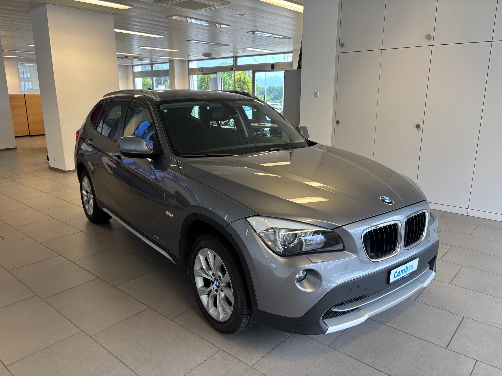 BMW X1 xDrive 18d-showroom-element-1