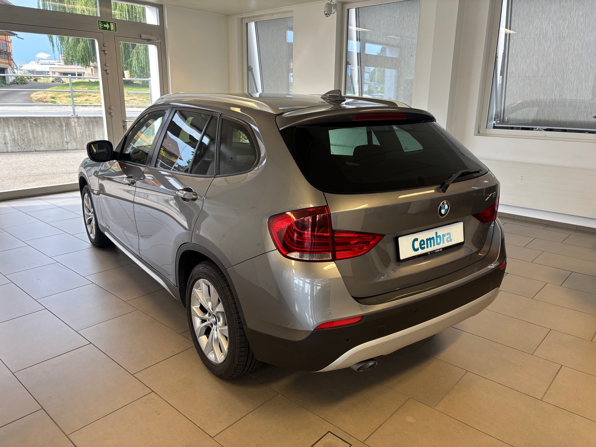 BMW X1 xDrive 18d-showroom-element-3