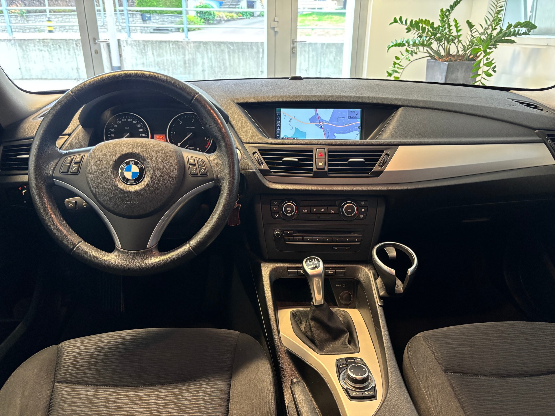 BMW X1 xDrive 18d-image-12