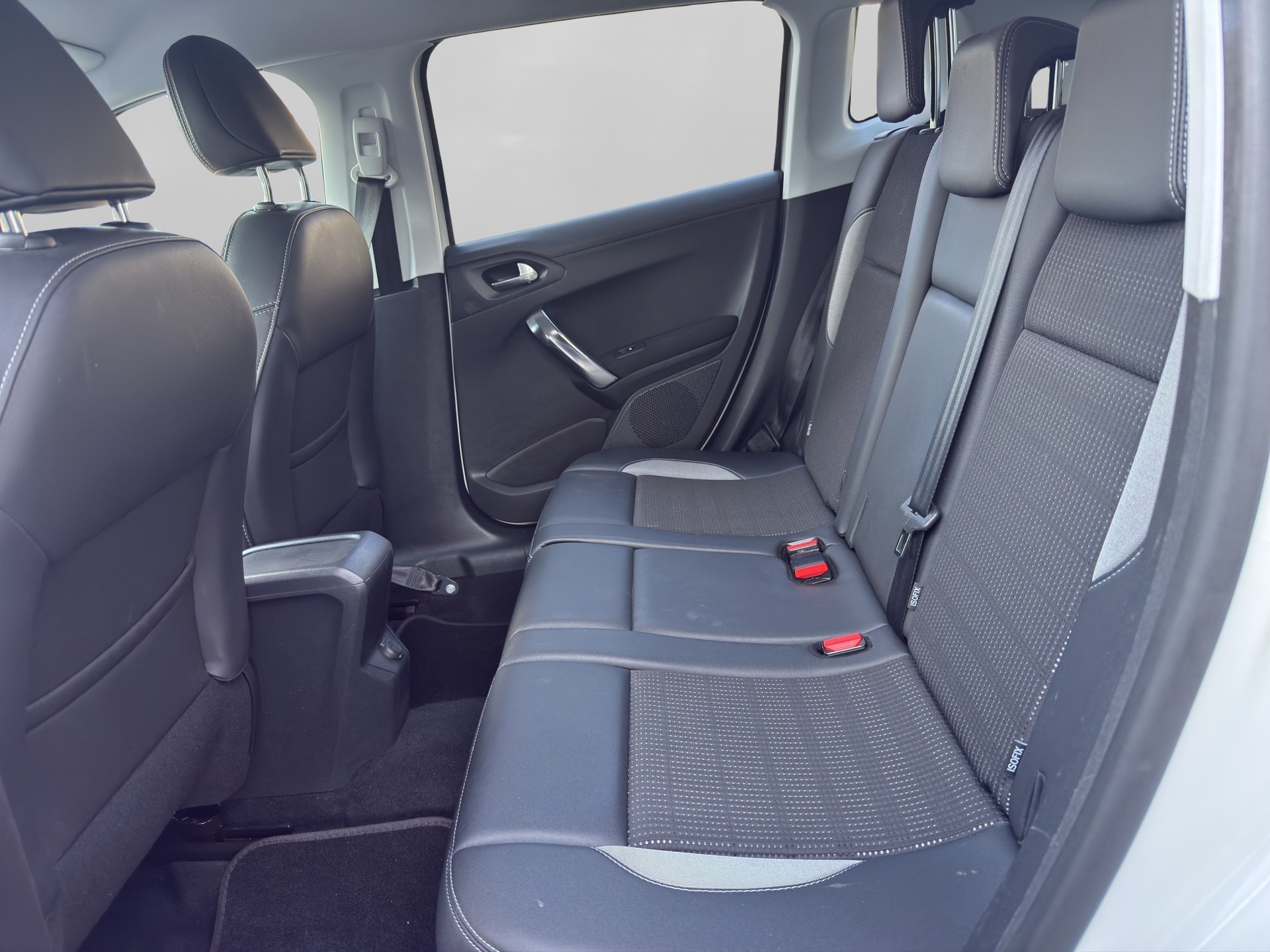 PEUGEOT 2008 1.6 e-HDi Allure-image-13