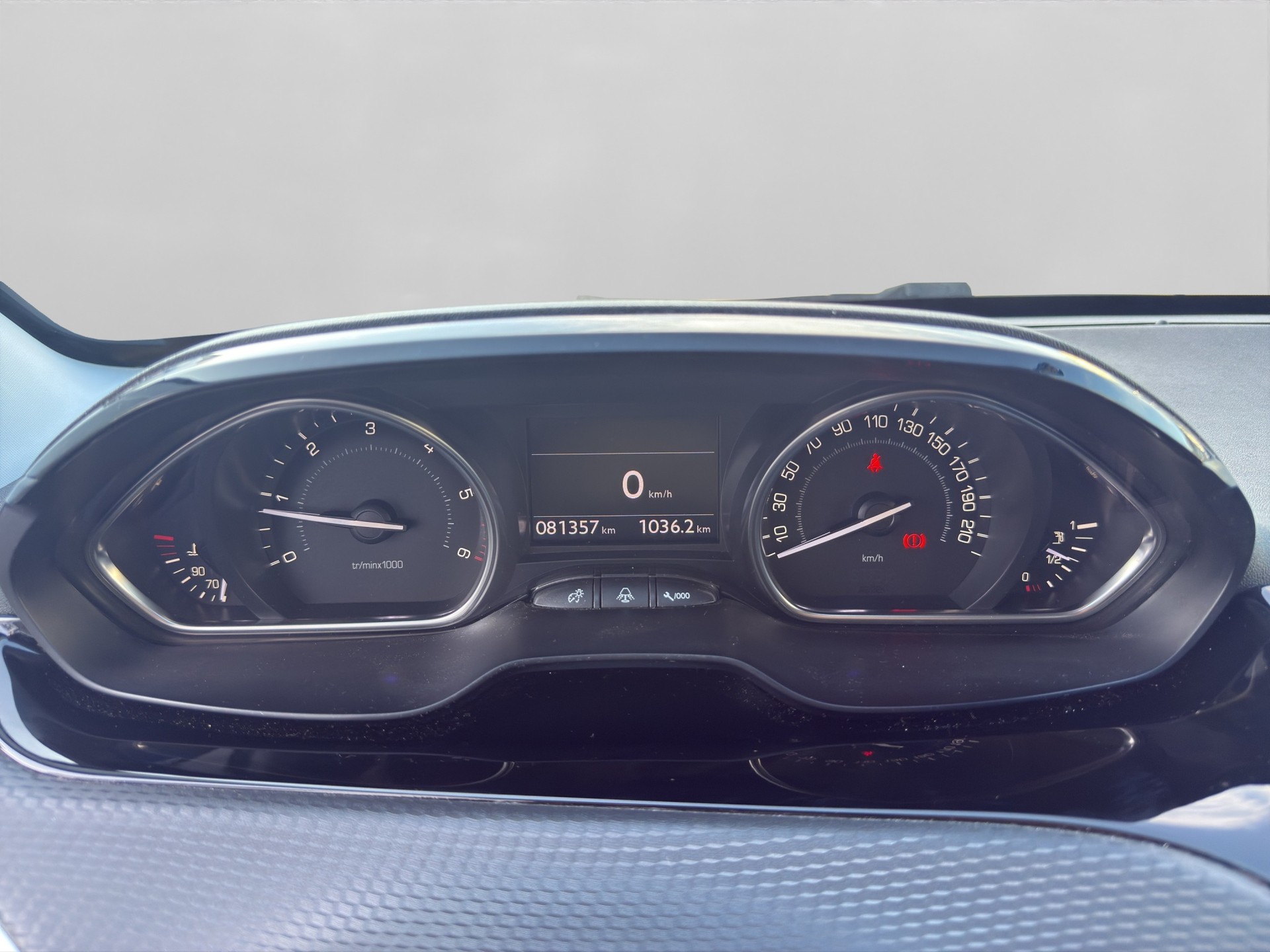 PEUGEOT 2008 1.6 e-HDi Allure-image-10
