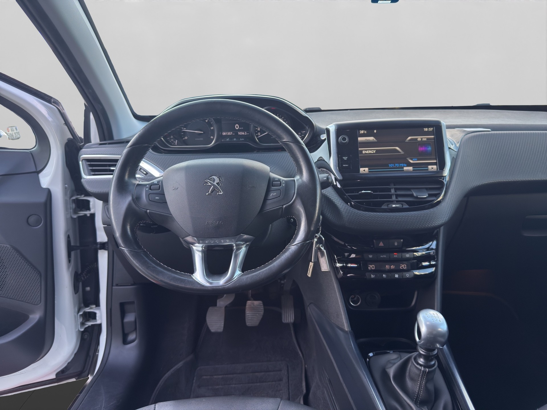 PEUGEOT 2008 1.6 e-HDi Allure-image-12