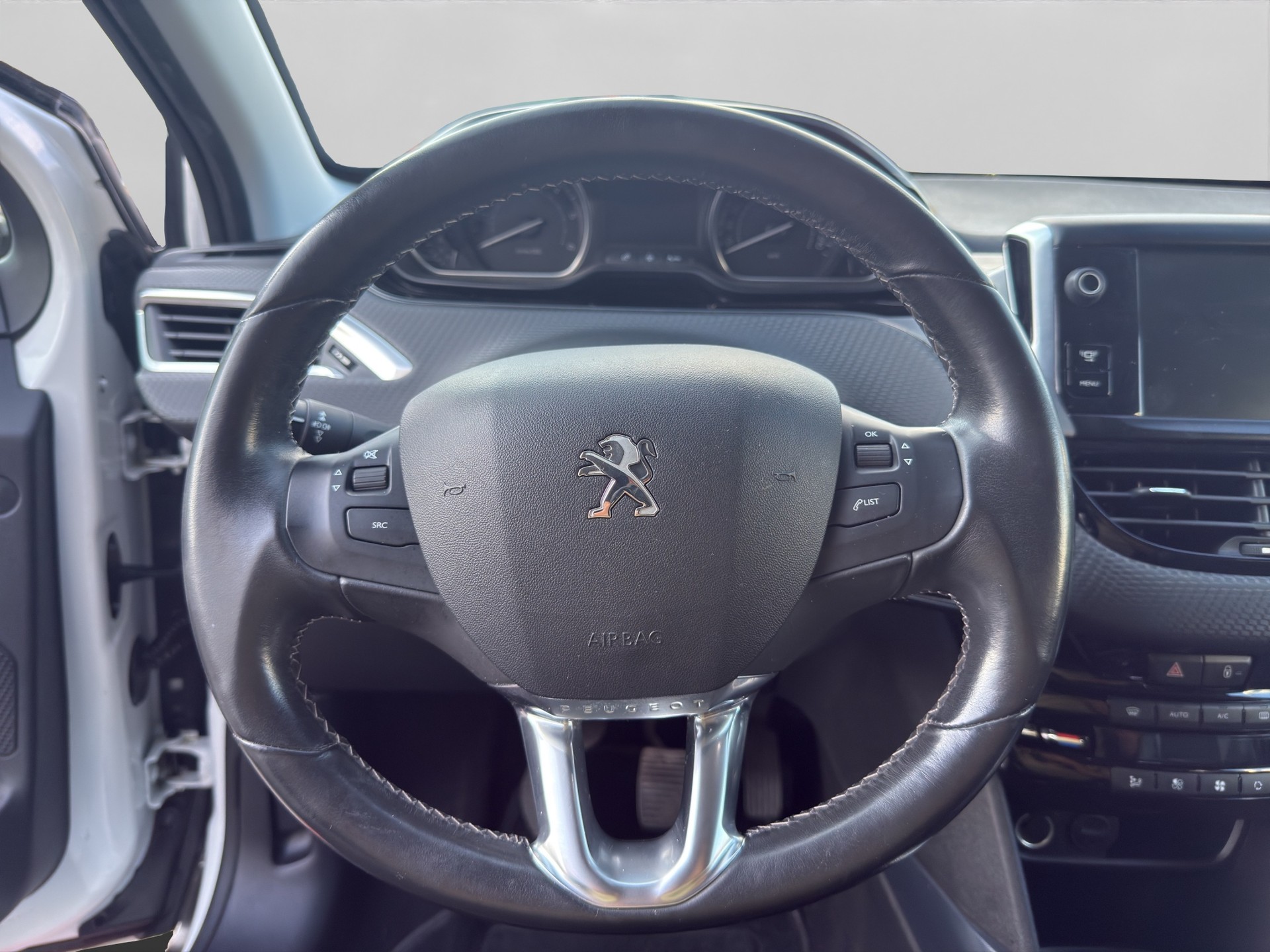 PEUGEOT 2008 1.6 e-HDi Allure-image-9