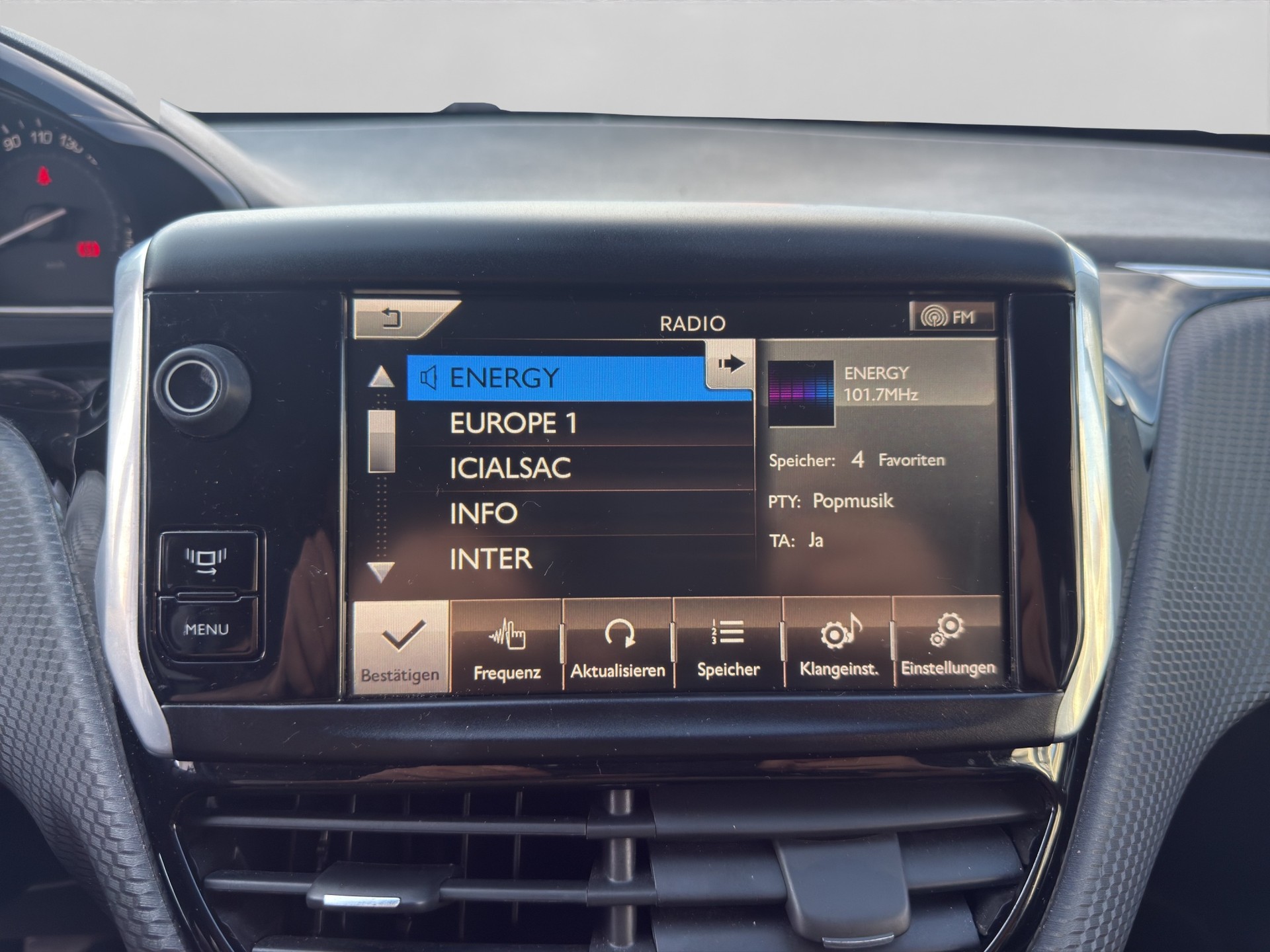 PEUGEOT 2008 1.6 e-HDi Allure-image-11