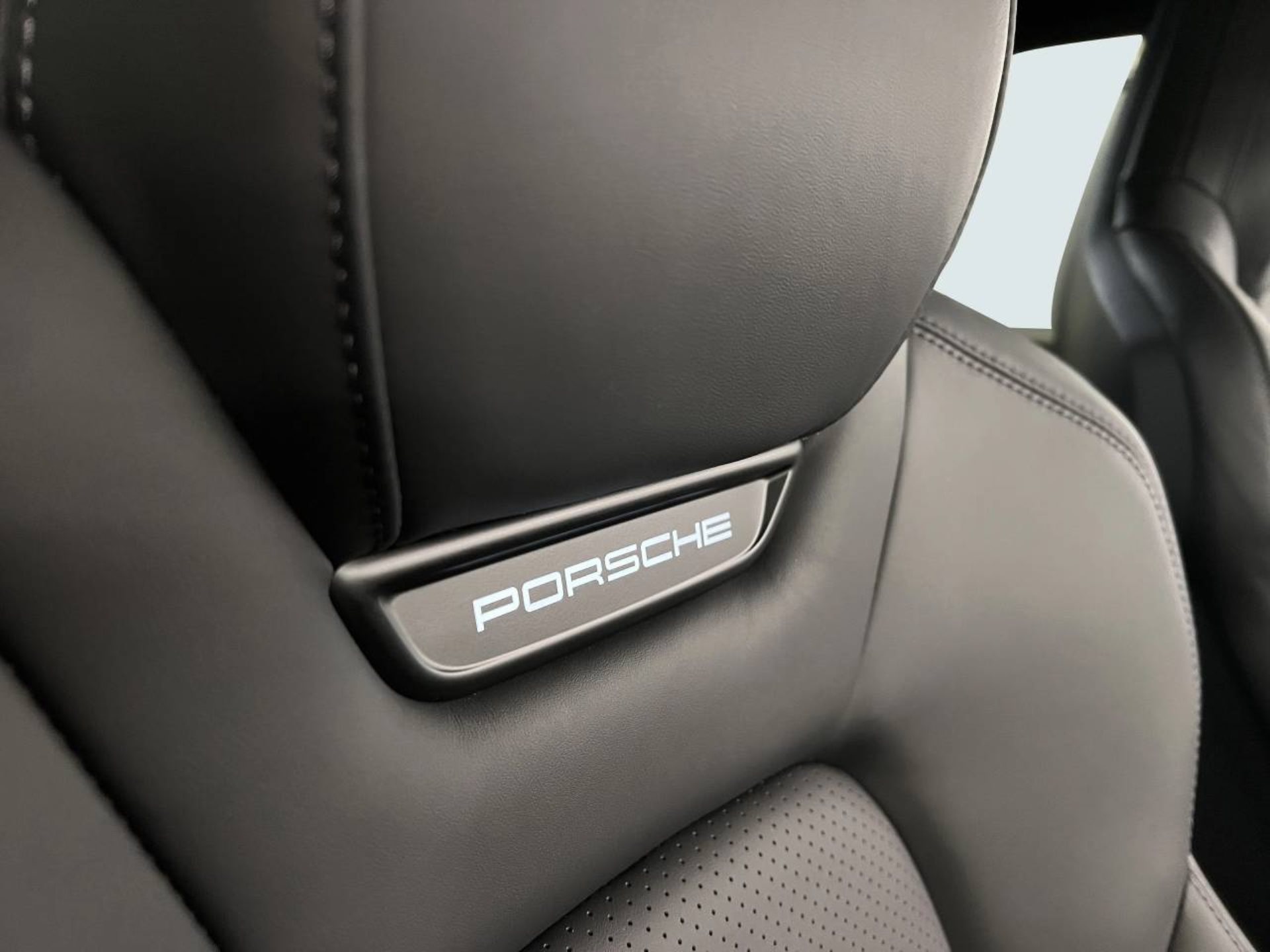 PORSCHE Macan 4S-image-21