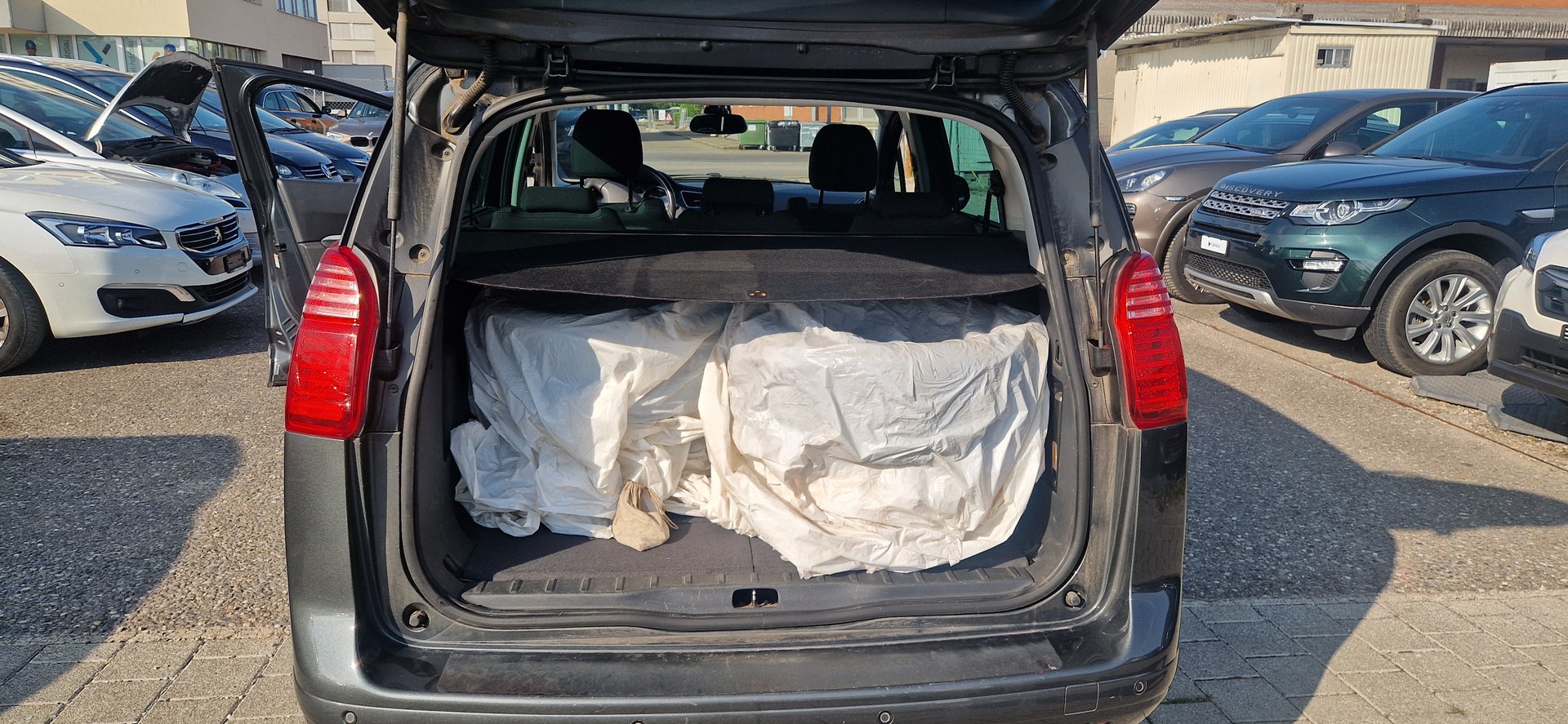 PEUGEOT 5008 1.6 16V T Swiss Edition-image-9