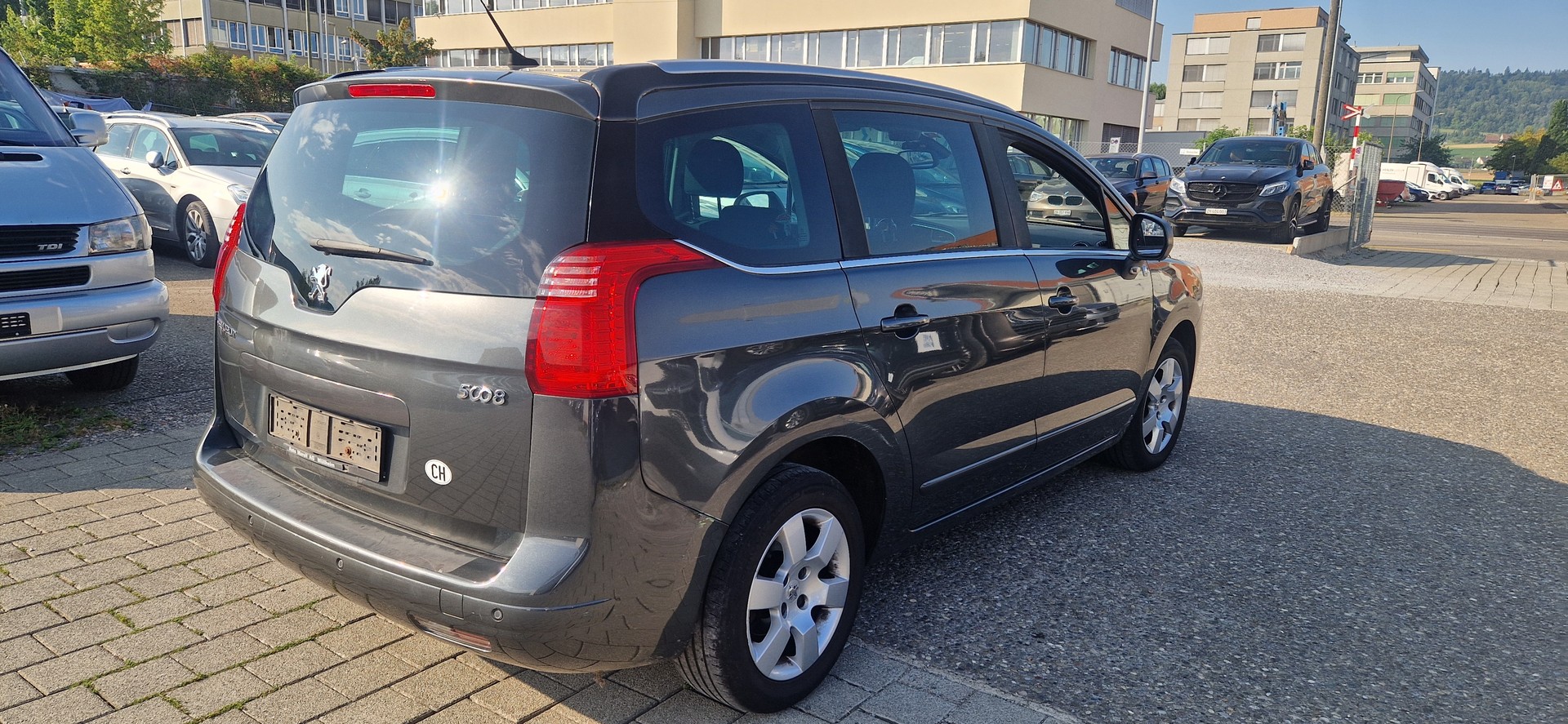 PEUGEOT 5008 1.6 16V T Swiss Edition-image-3