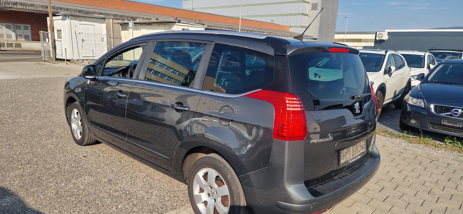 PEUGEOT 5008 1.6 16V T Swiss Edition-image-4