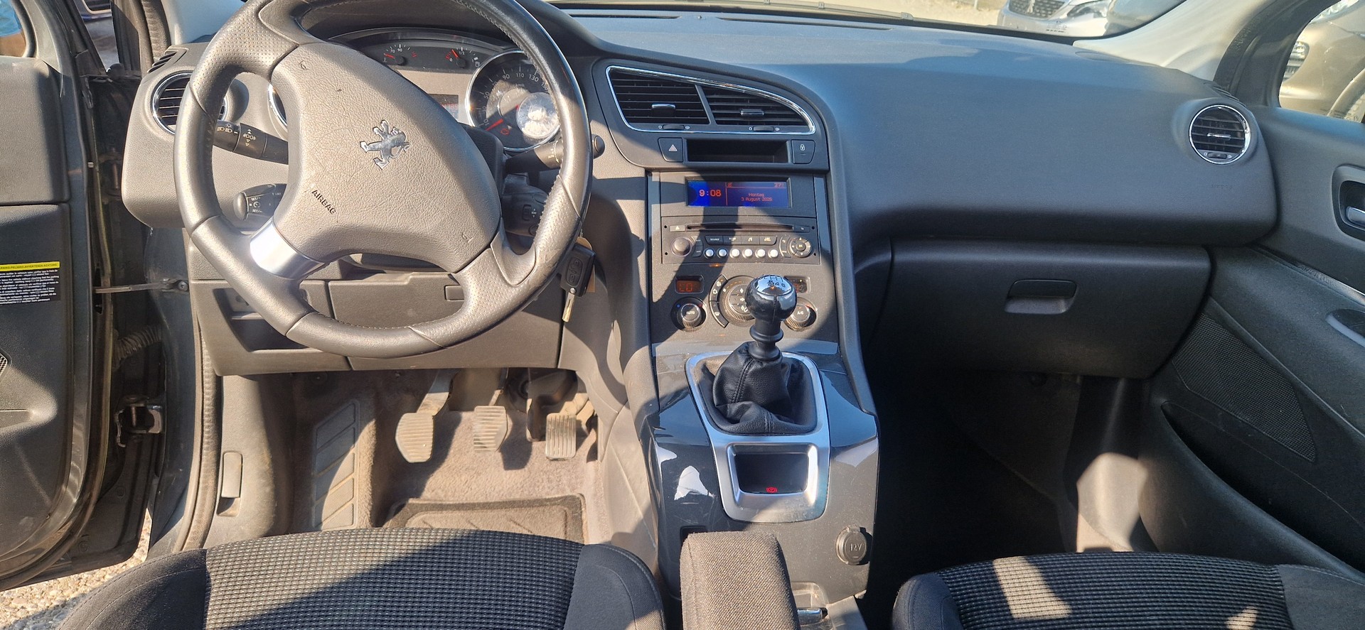 PEUGEOT 5008 1.6 16V T Swiss Edition-image-7