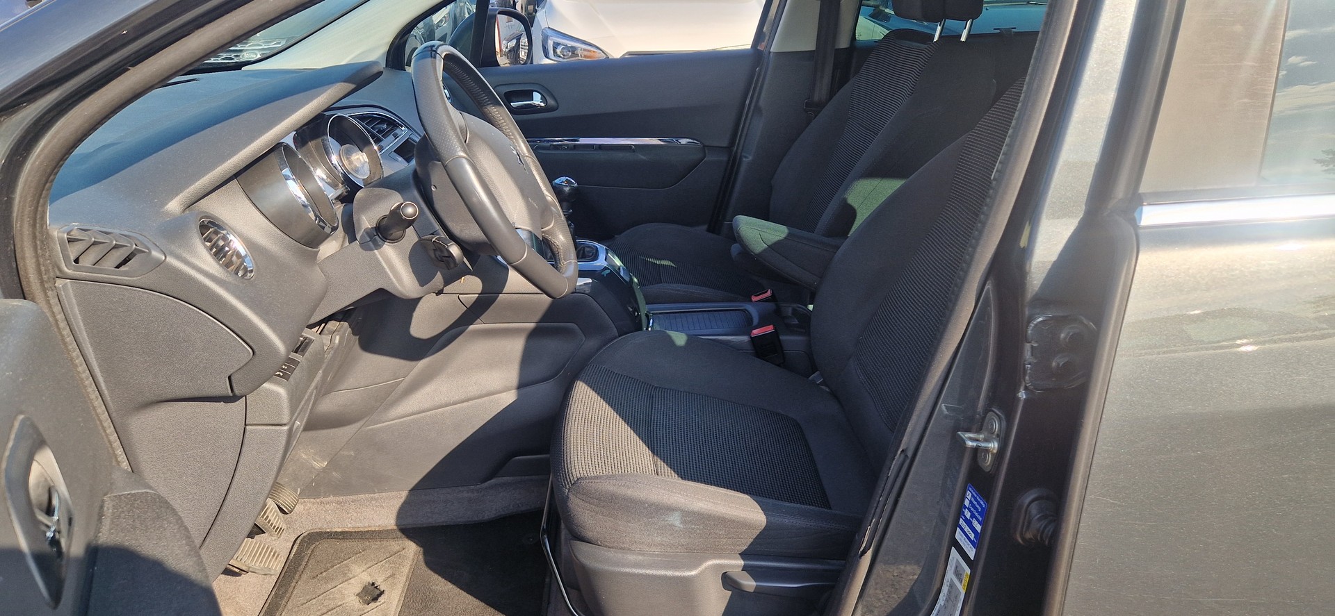 PEUGEOT 5008 1.6 16V T Swiss Edition-image-5