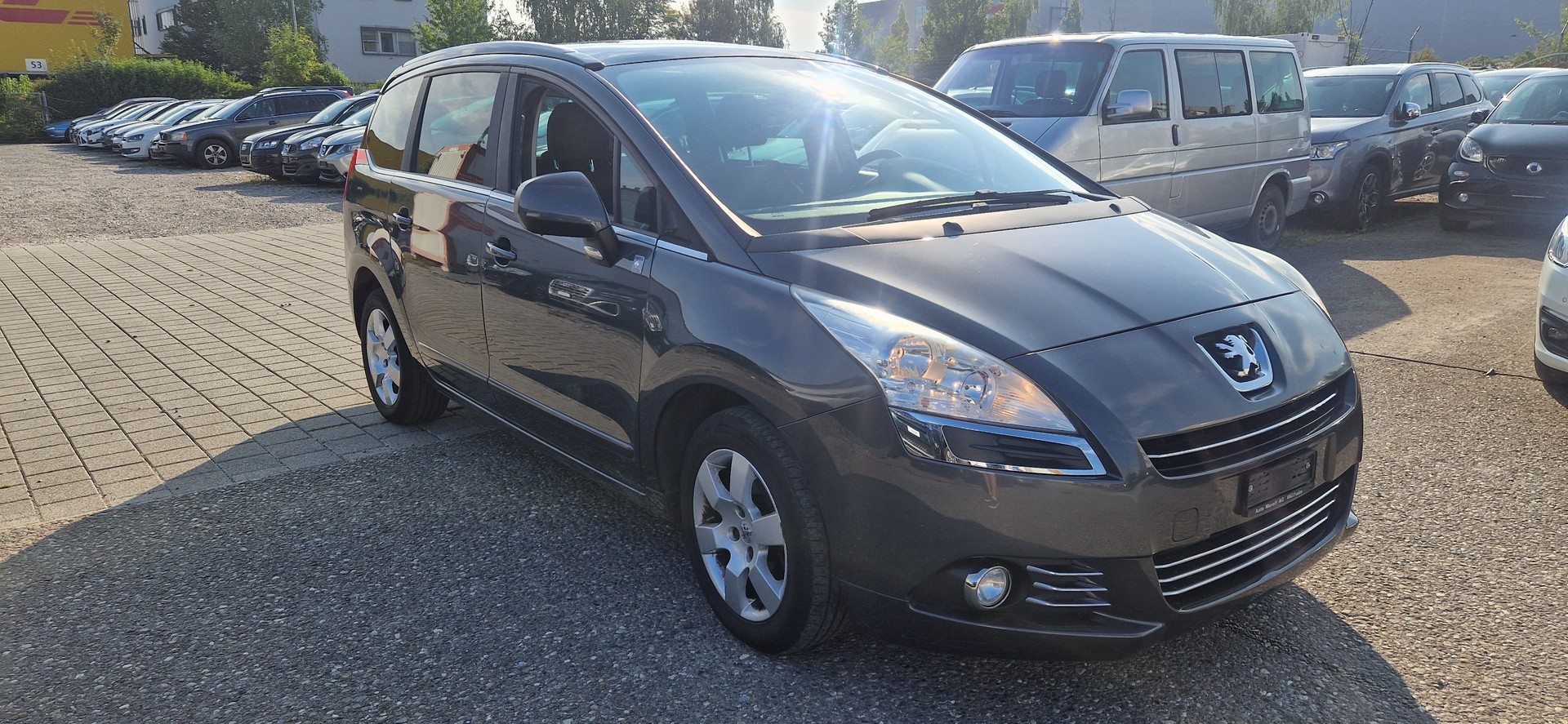 PEUGEOT 5008 1.6 16V T Swiss Edition-image-2