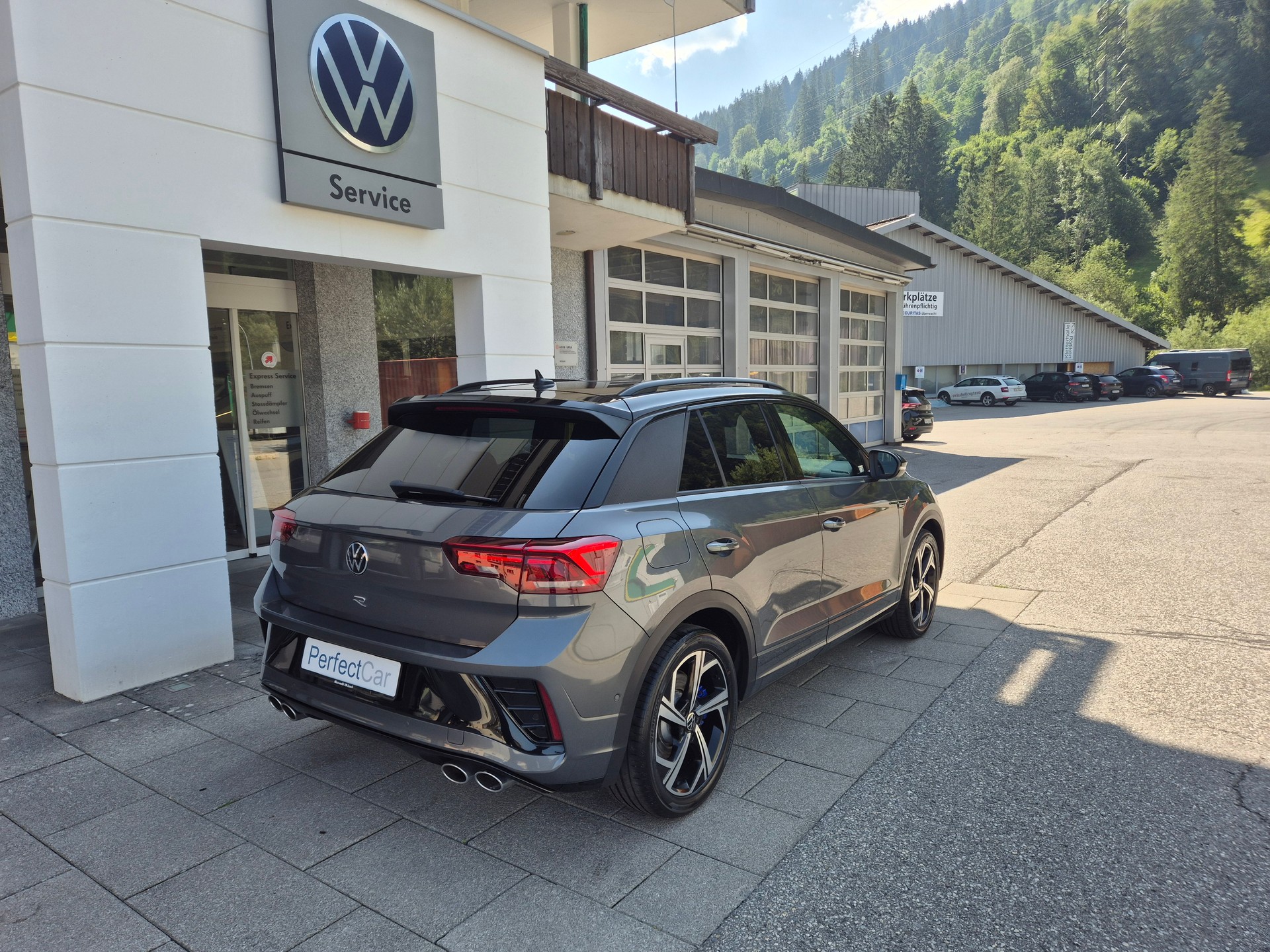 VW T-Roc 2.0 TSI R DSG 4Motion-image-4