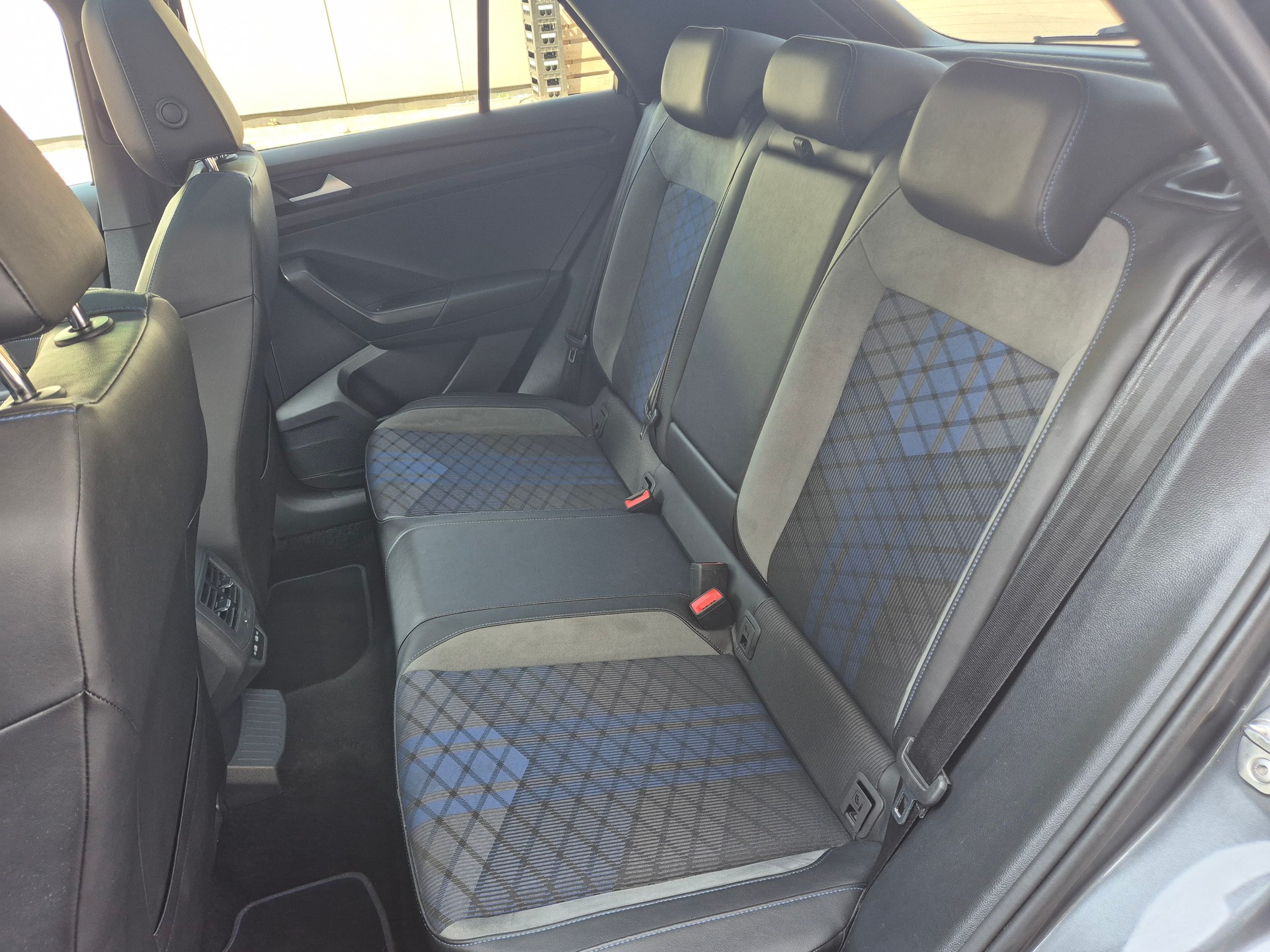 VW T-Roc 2.0 TSI R DSG 4Motion-image-8