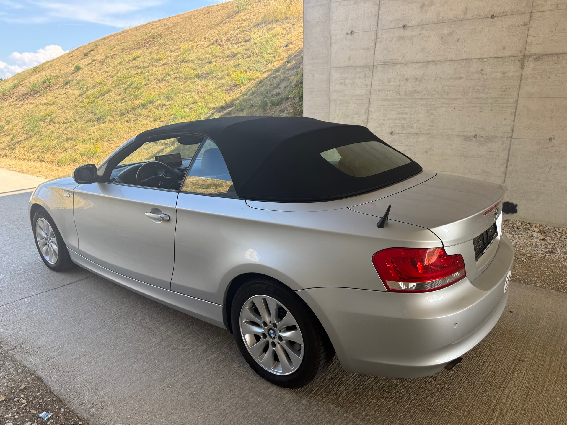 BMW 118i Cabrio-image-2